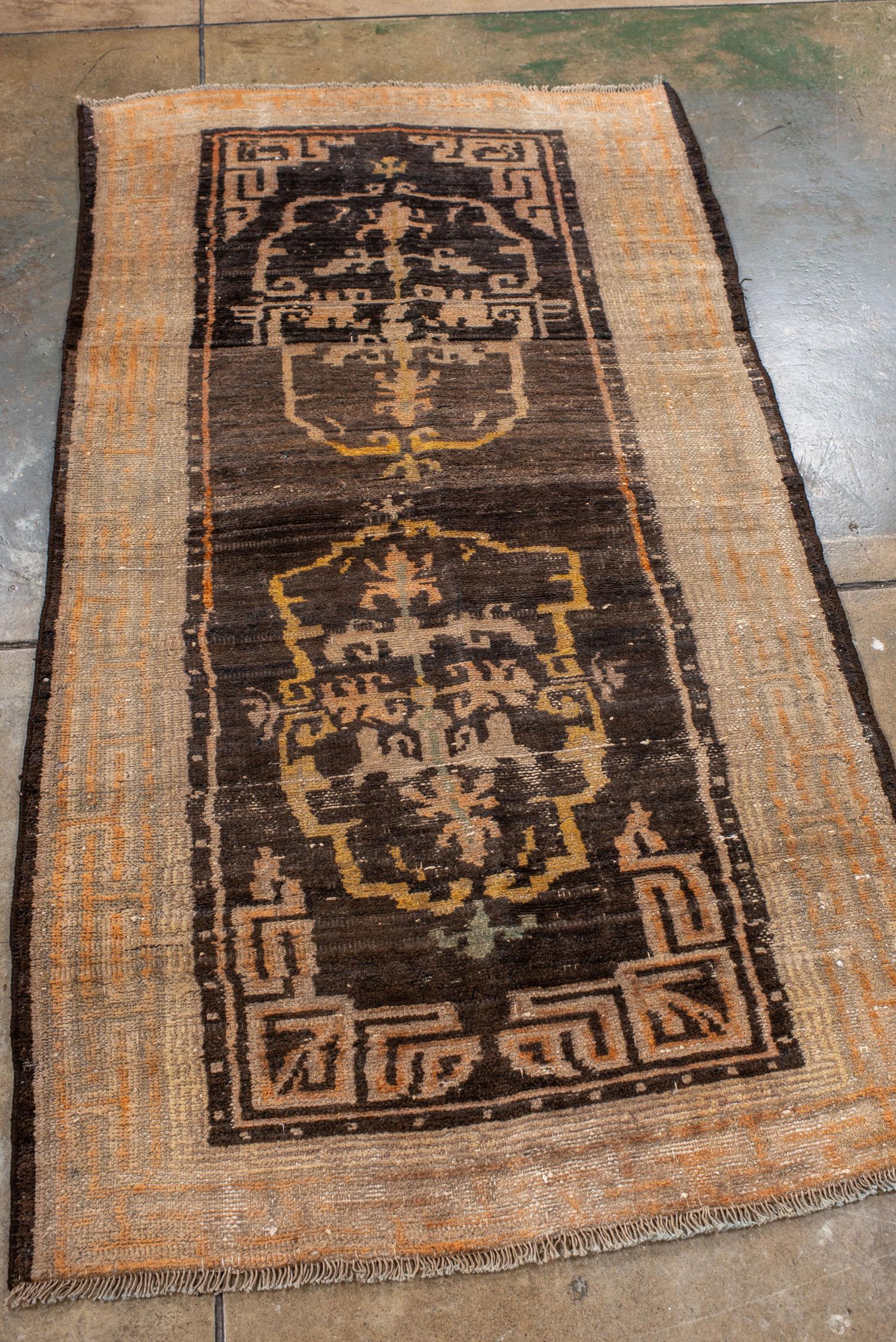 Tibétain Tapis tibétain vintage avec cartouches ajourées en vente
