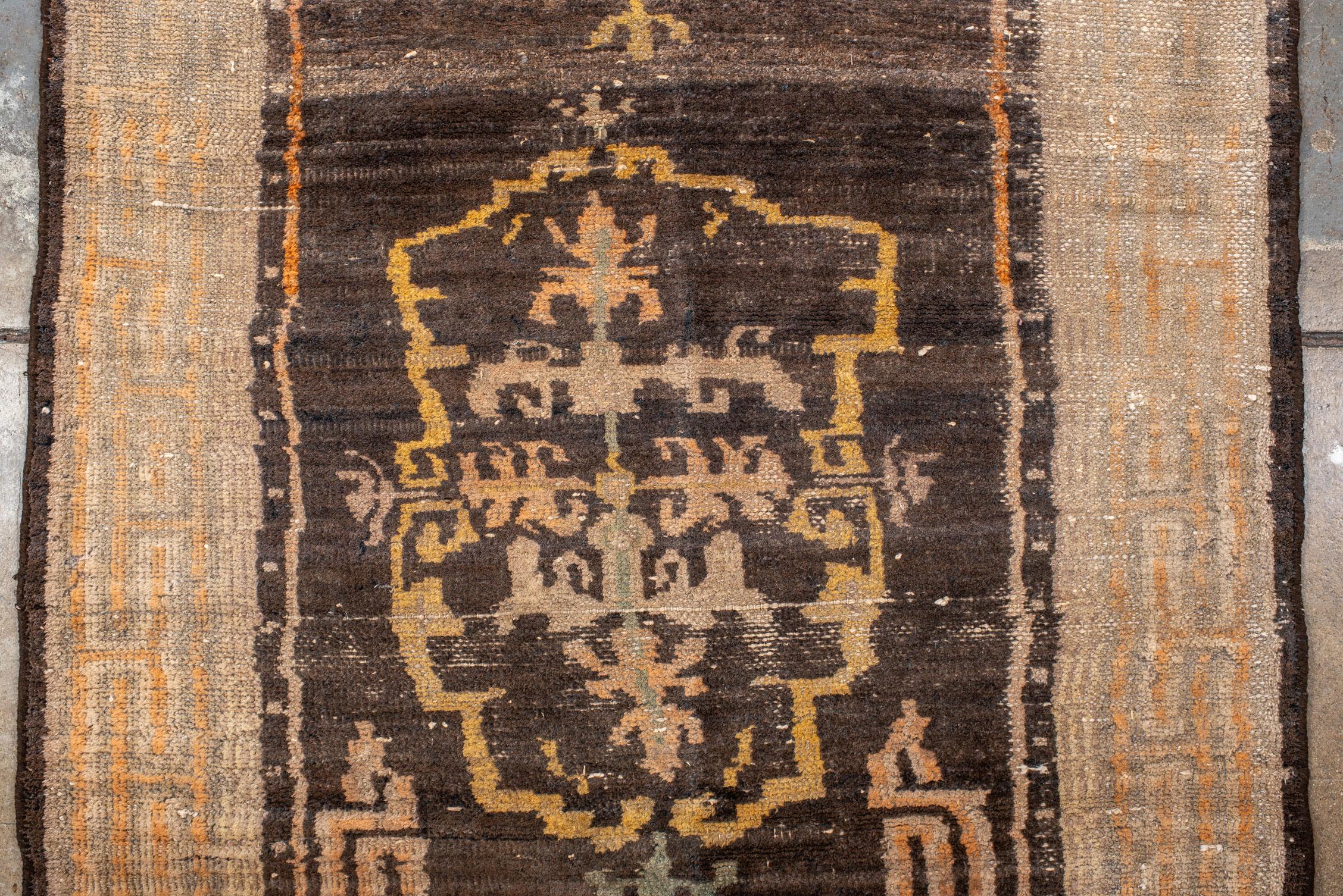 Tapis tibétain vintage avec cartouches ajourées Bon état - En vente à New York, NY