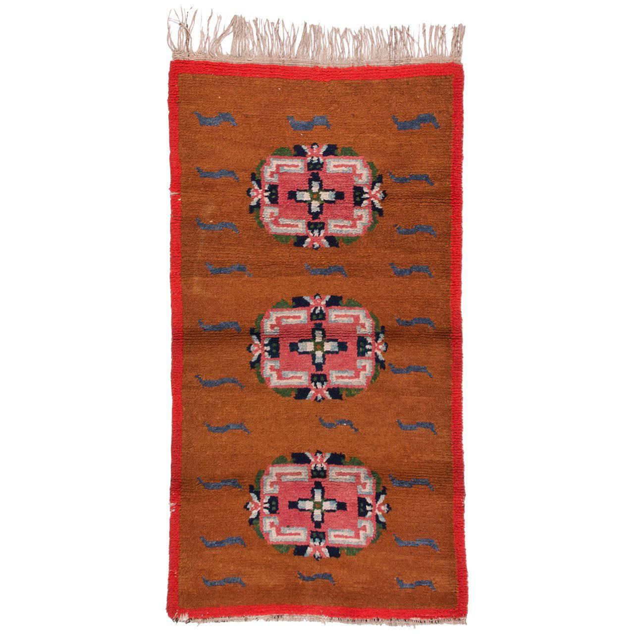 Petit tapis tibétain ancien à rayures tibétaines avec franges et bordure rouge en vente