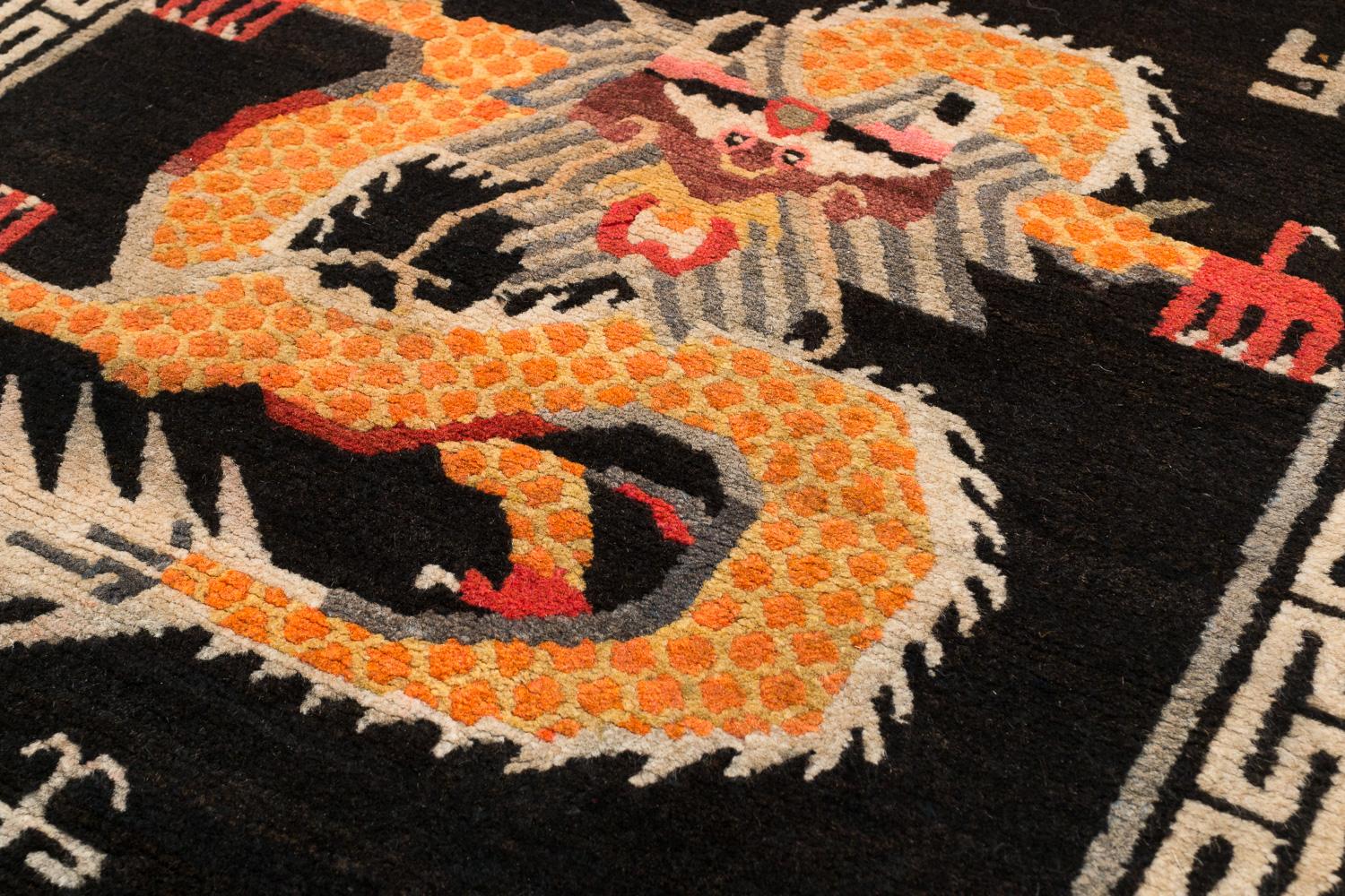 Laine Tapis tibétain vintage avec deux dragons en vente