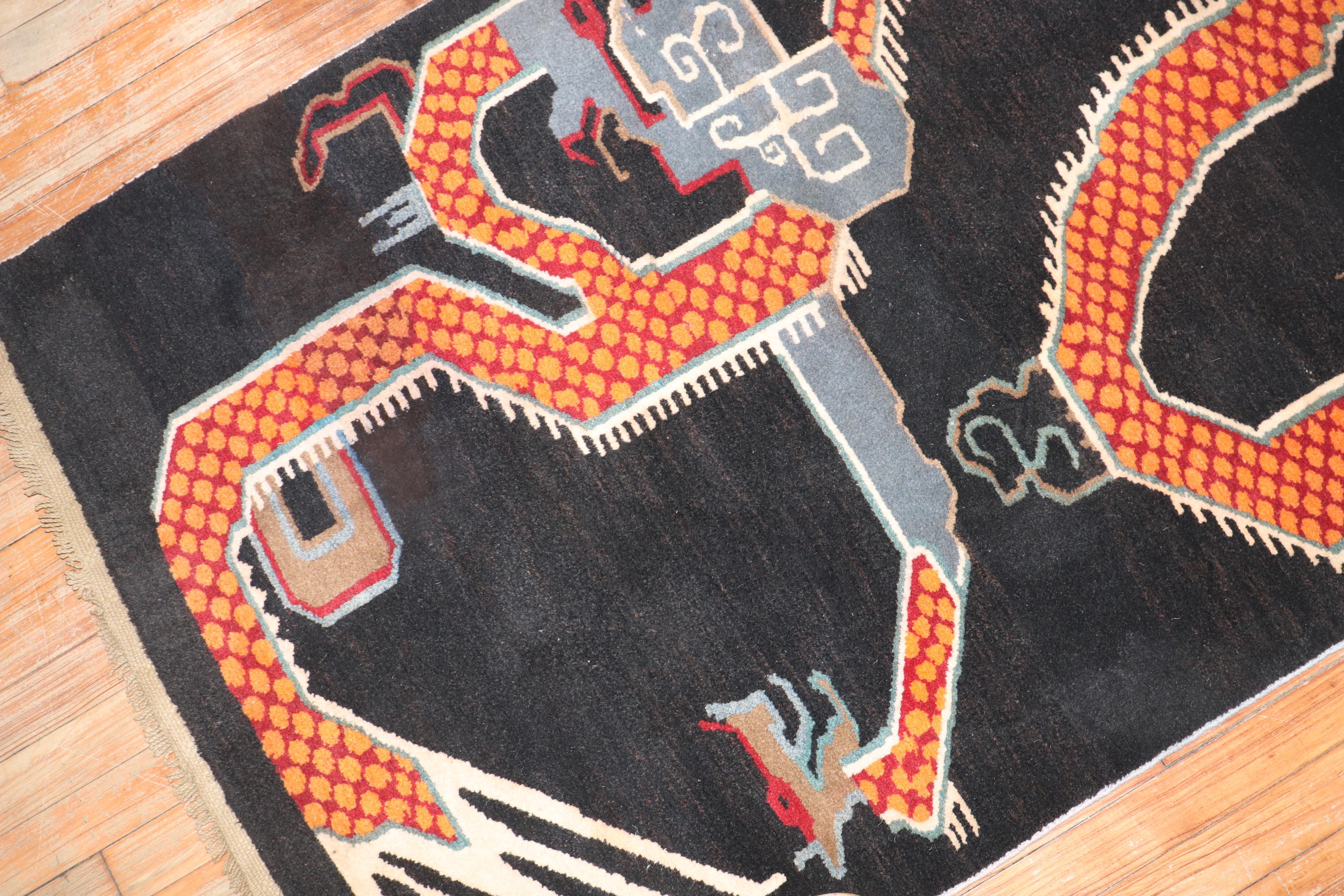 Ein tibetischer Teppich aus dem 3. Quartal des 20. Jahrhunderts, der einen großen orangefarbenen Drachen darstellt

Maße: 3'2