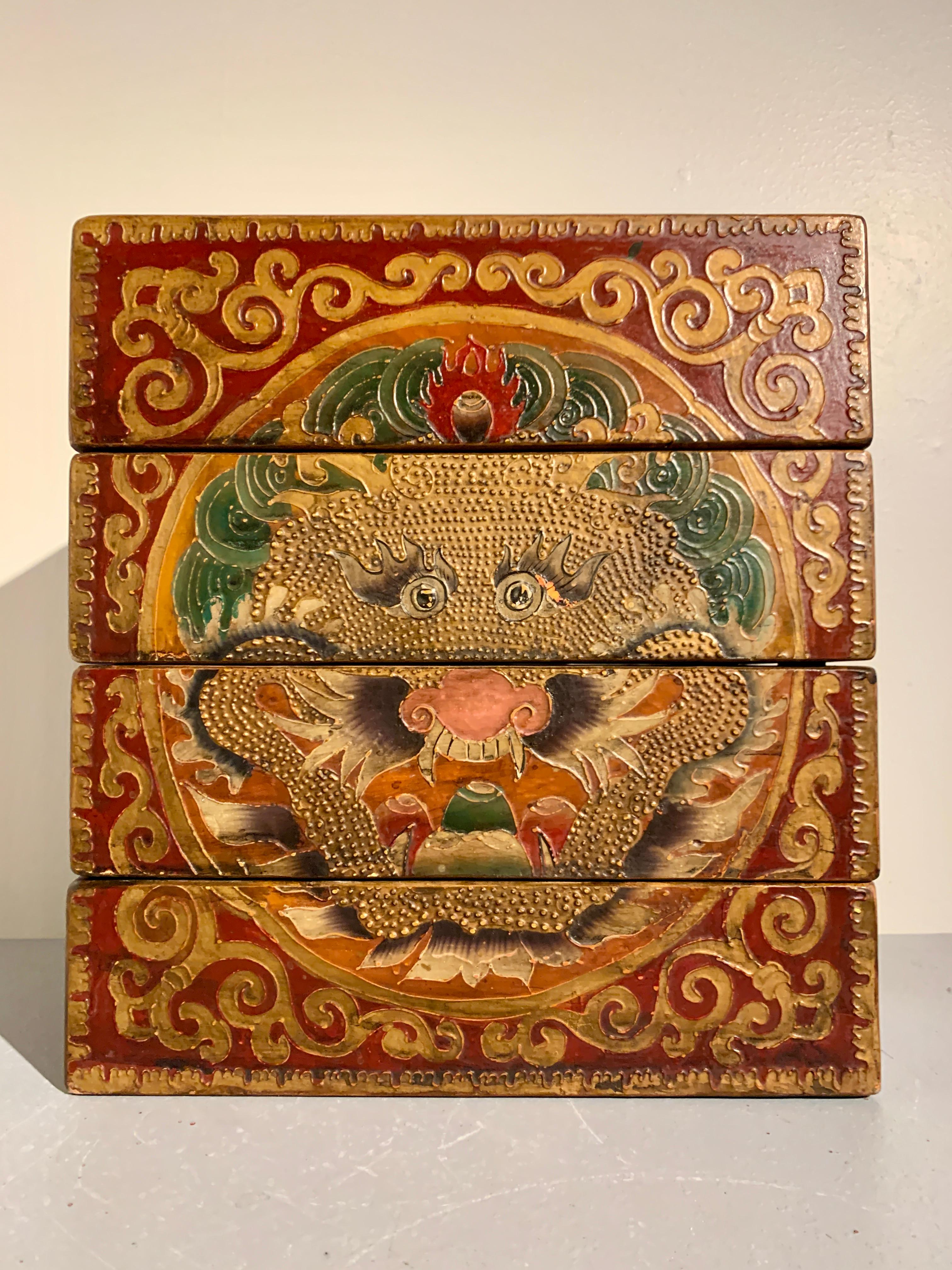 Boîte de pique-nique vintage empilable en forme de dragon de style tibétain, bois peint, années 1990, Chine en vente 1
