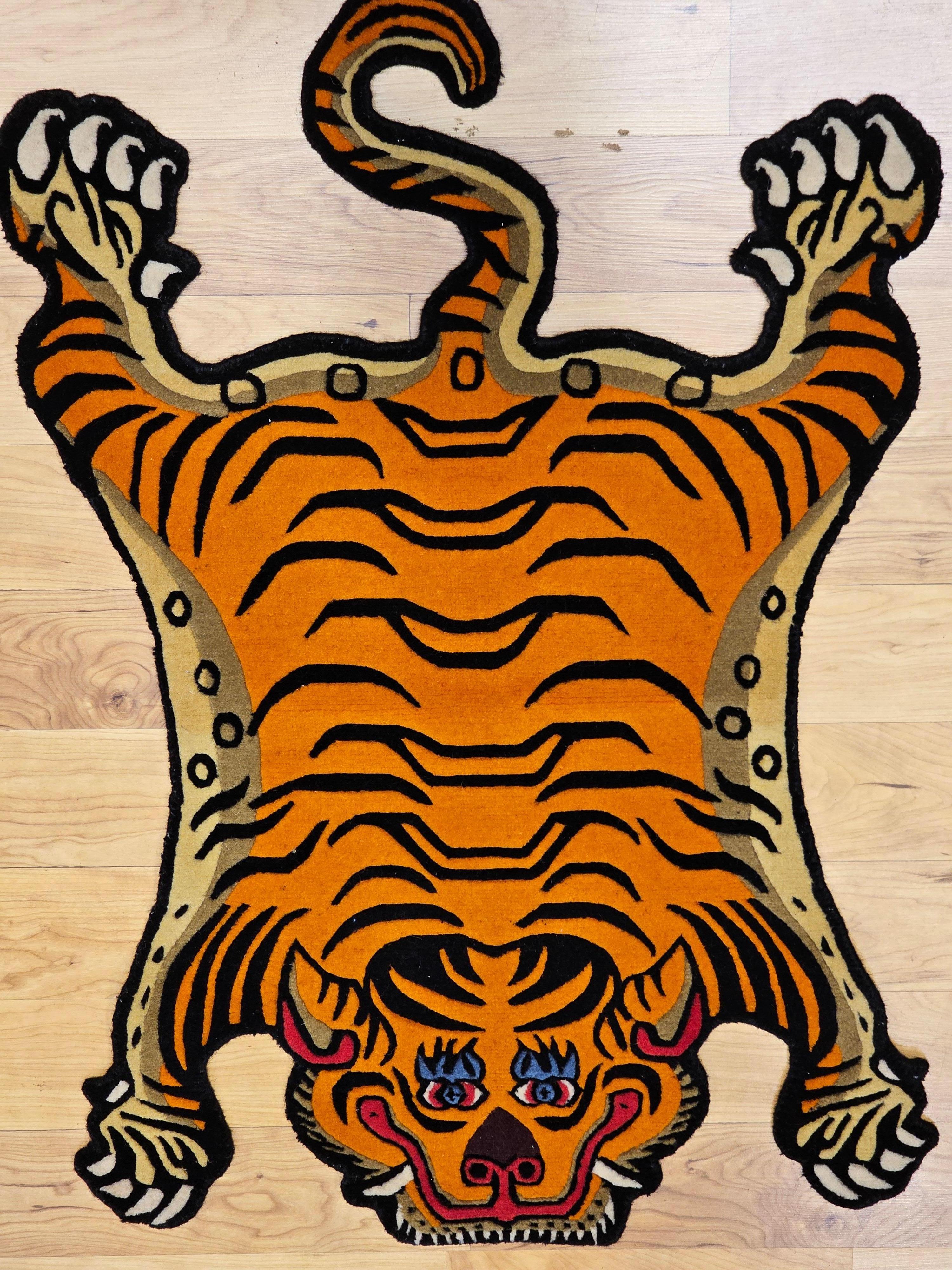 Tibetischer Tigerteppich im Vintage-Stil in Orange, Schwarz, Rot, Blau und Blau im Angebot 4