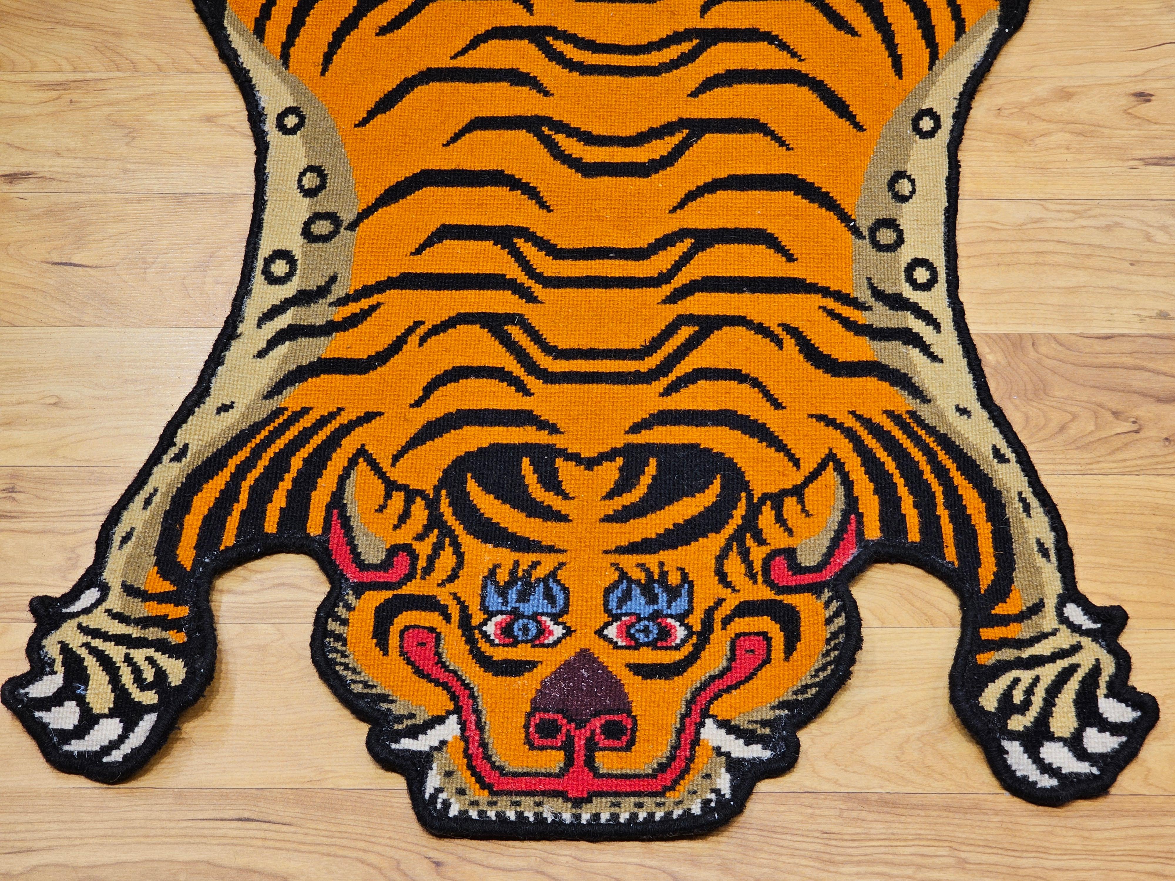 Tibetischer Tigerteppich im Vintage-Stil in Orange, Schwarz, Rot, Blau und Blau (Handgeknüpft) im Angebot