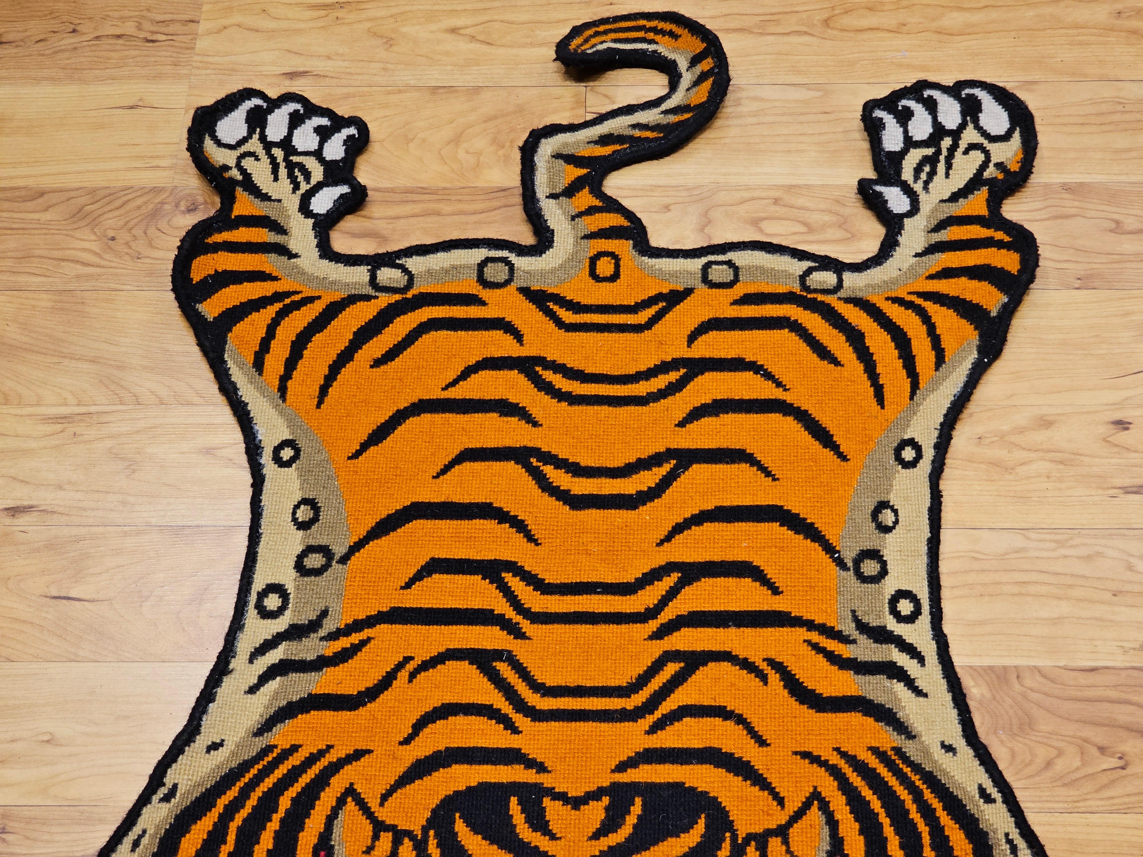 Tibetischer Tigerteppich im Vintage-Stil in Orange, Schwarz, Rot, Blau und Blau im Zustand „Gut“ im Angebot in Barrington, IL