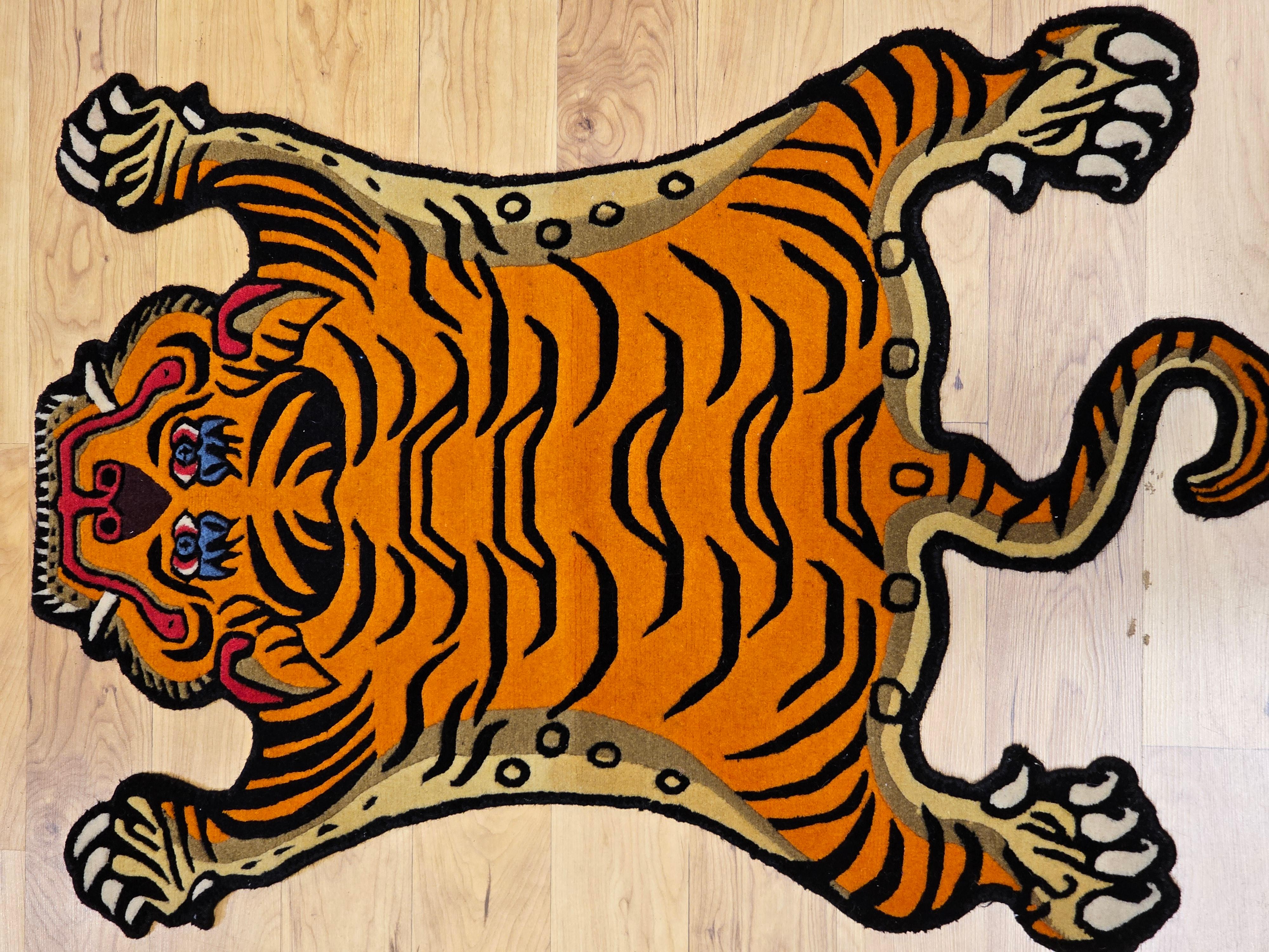 Tibetischer Tigerteppich im Vintage-Stil in Orange, Schwarz, Rot, Blau und Blau (Wolle) im Angebot