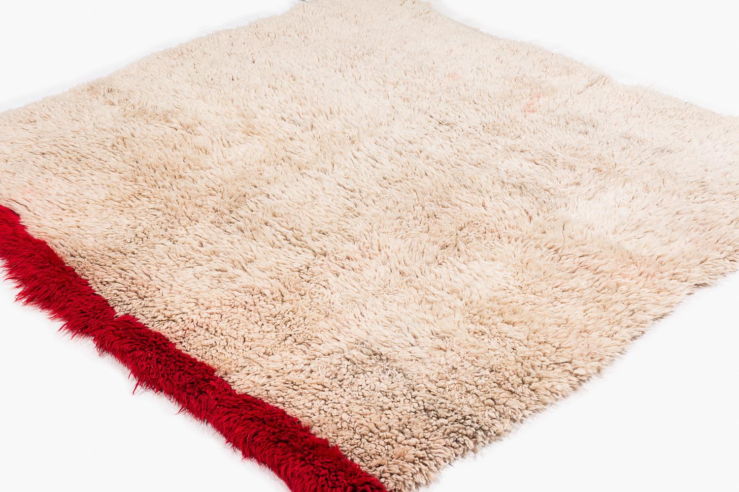 Questa coperta di lana tibetana lavorata a mano è un raro pezzo vintage. Il suo spesso pelo veniva usato per dormirci sopra o sotto durante le fredde notti dell'Himalaya. In Tibet veniva anche drappeggiato intorno alle spalle come una coperta. Oggi