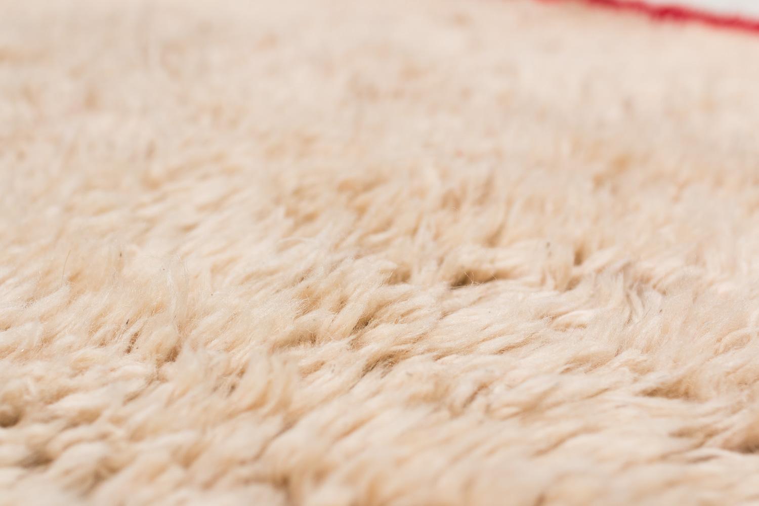Tessuto a mano Coperta o tappeto tibetano vintage in lana bianca con pannello finale rosso 5'6