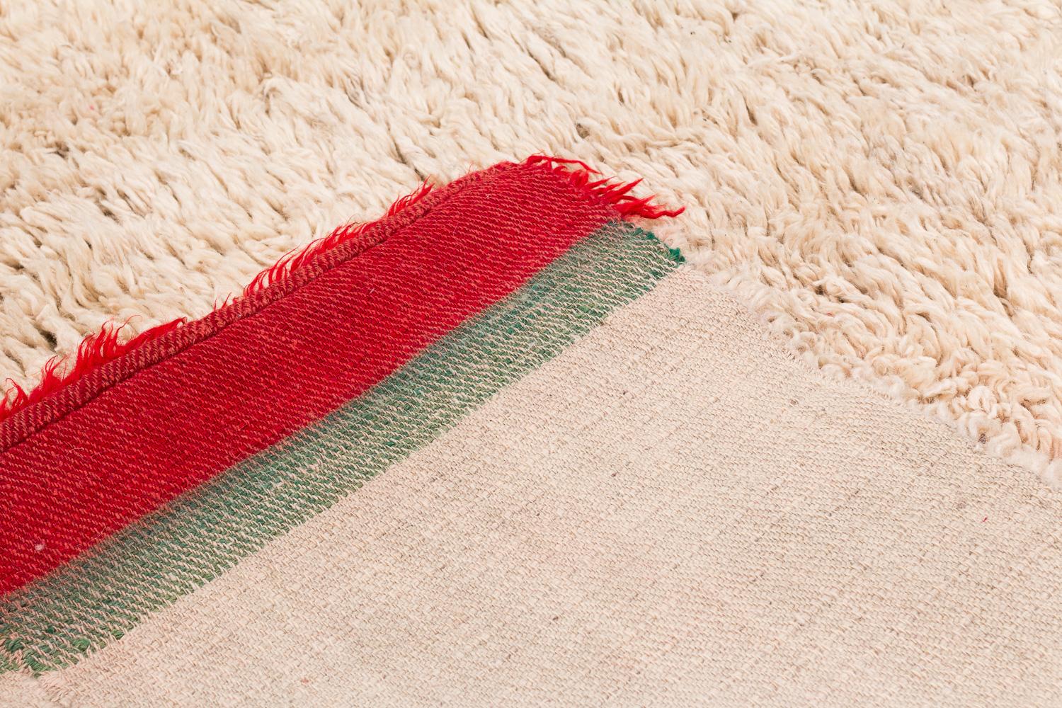 Fine XX secolo Coperta o tappeto tibetano vintage in lana bianca con pannello finale rosso 5'6