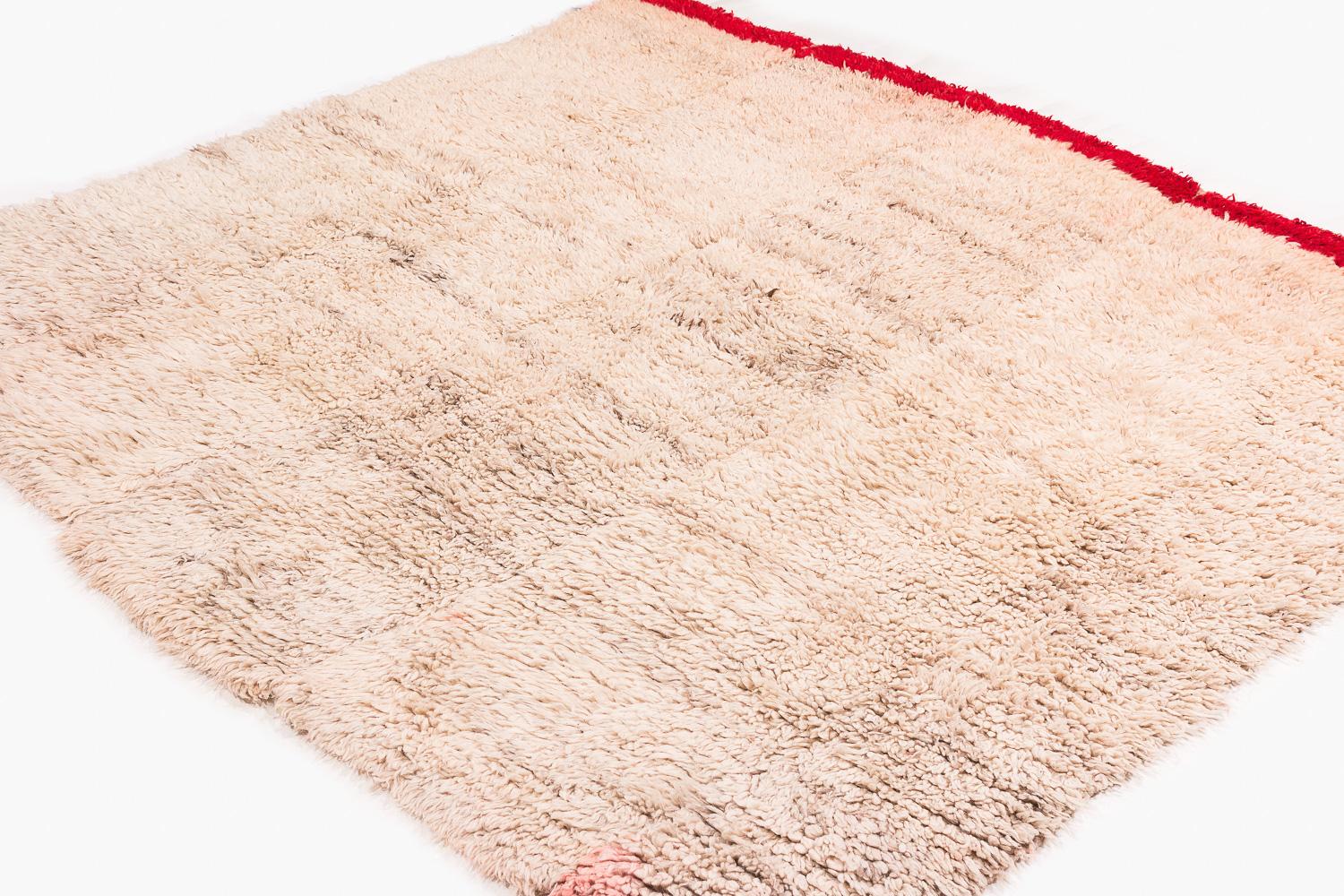 Diese handgewebte Decke aus tibetischer Wolle ist ein seltenes Vintage-Stück. Der dicke Flor diente in den kalten Nächten im Himalaya als Schlafunterlage. In Tibet wurde sie auch als Decke um die Schultern gewickelt. Heute kann er für verschiedene