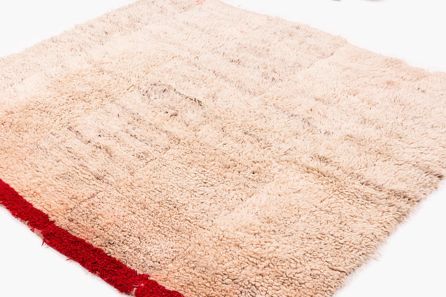 Tibetische Decken- oder Teppich aus weißer Wolle mit rotem Endteppich 5'8