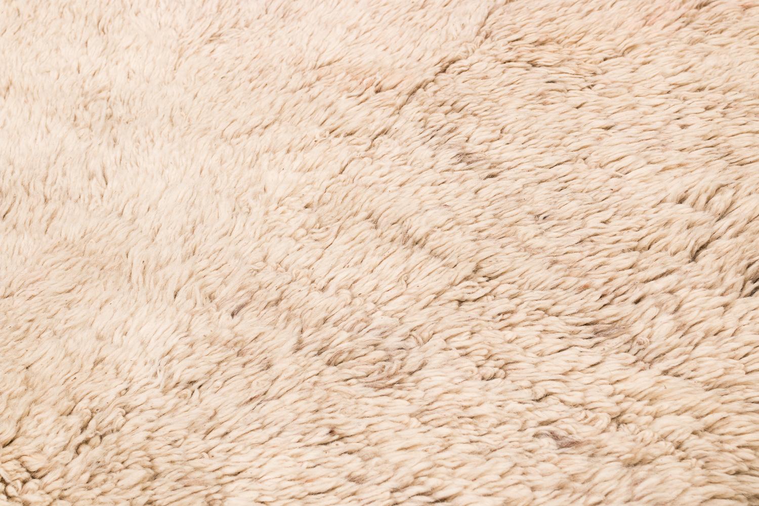 Tappeto tibetano vintage in lana bianca con pannello finale rosso 5'10