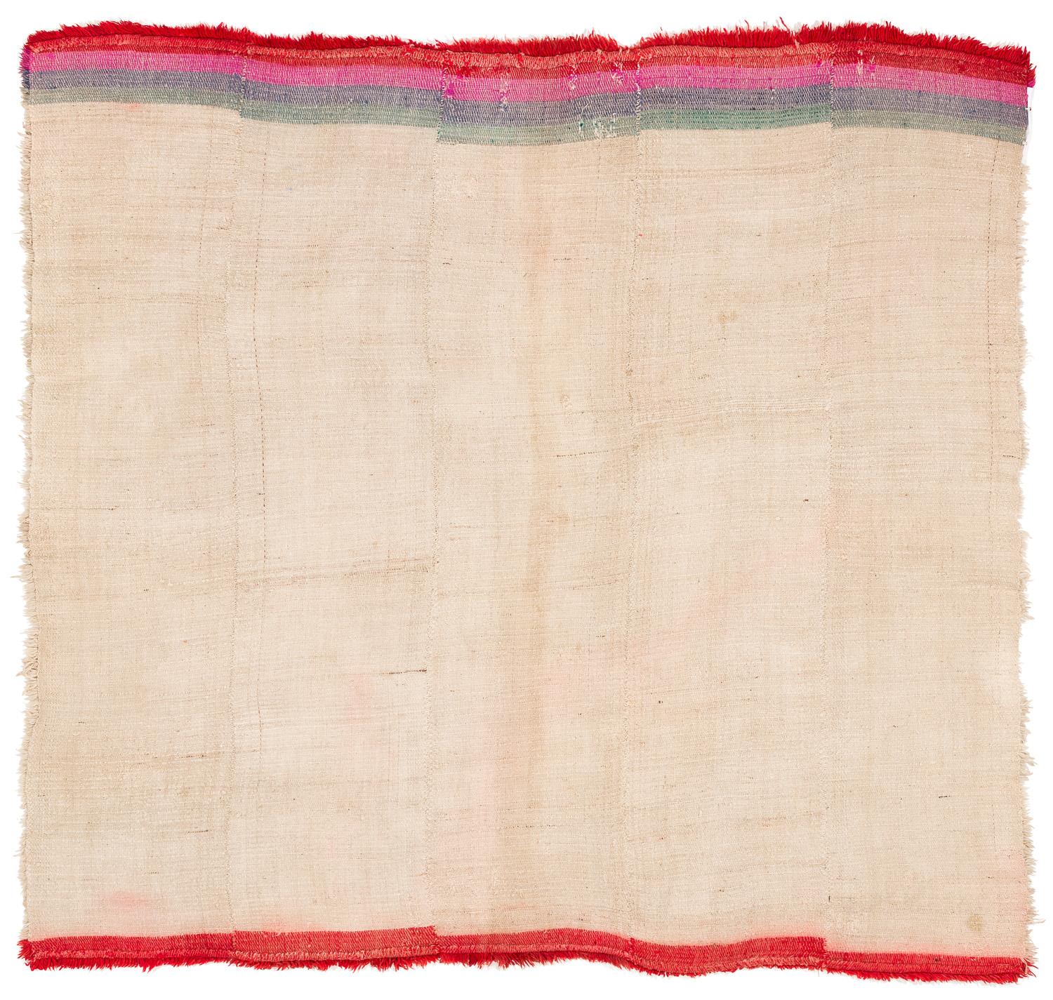 Questa coperta di lana tibetana lavorata a mano è un raro pezzo vintage. Il suo spesso pelo veniva usato per dormirci sopra o sotto durante le fredde notti dell'Himalaya. In Tibet veniva anche drappeggiato intorno alle spalle come una coperta. Oggi