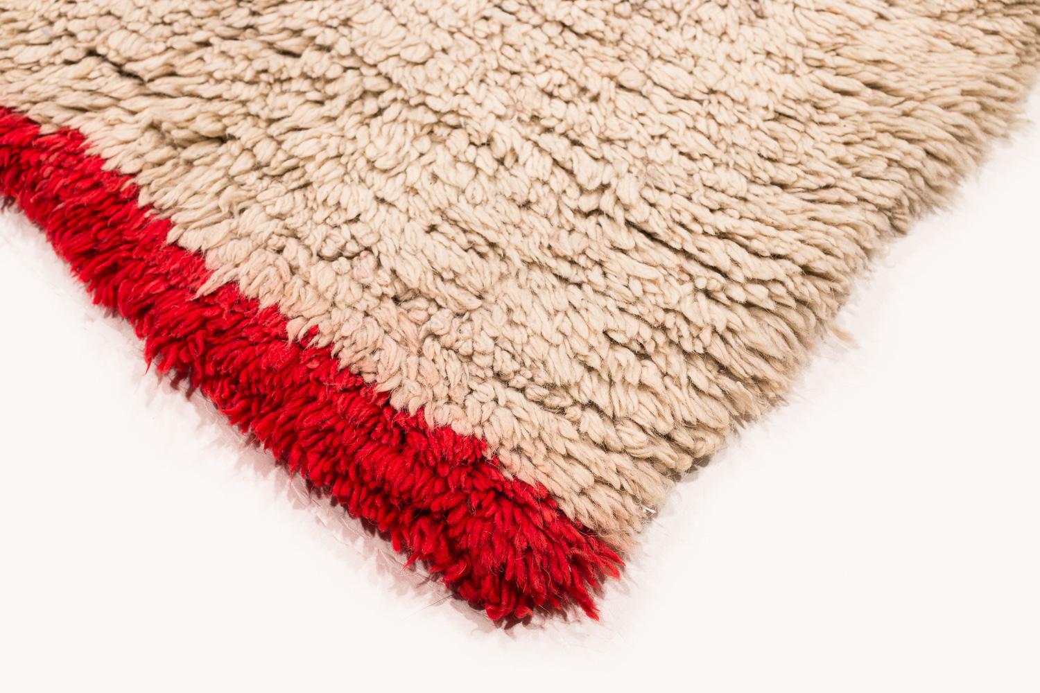 Fine XX secolo Tappeto tibetano vintage in lana bianca con pannello finale rosso 5'10