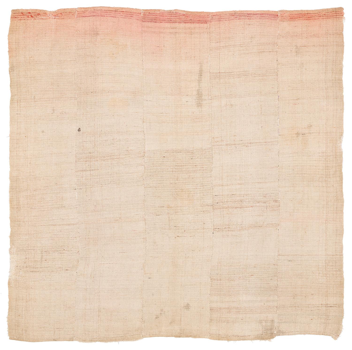 Questa coperta di lana tibetana lavorata a mano è un raro pezzo vintage. Il suo spesso pelo veniva usato per dormirci sopra o sotto durante le fredde notti dell'Himalaya. In Tibet veniva anche drappeggiato intorno alle spalle come una coperta. Oggi