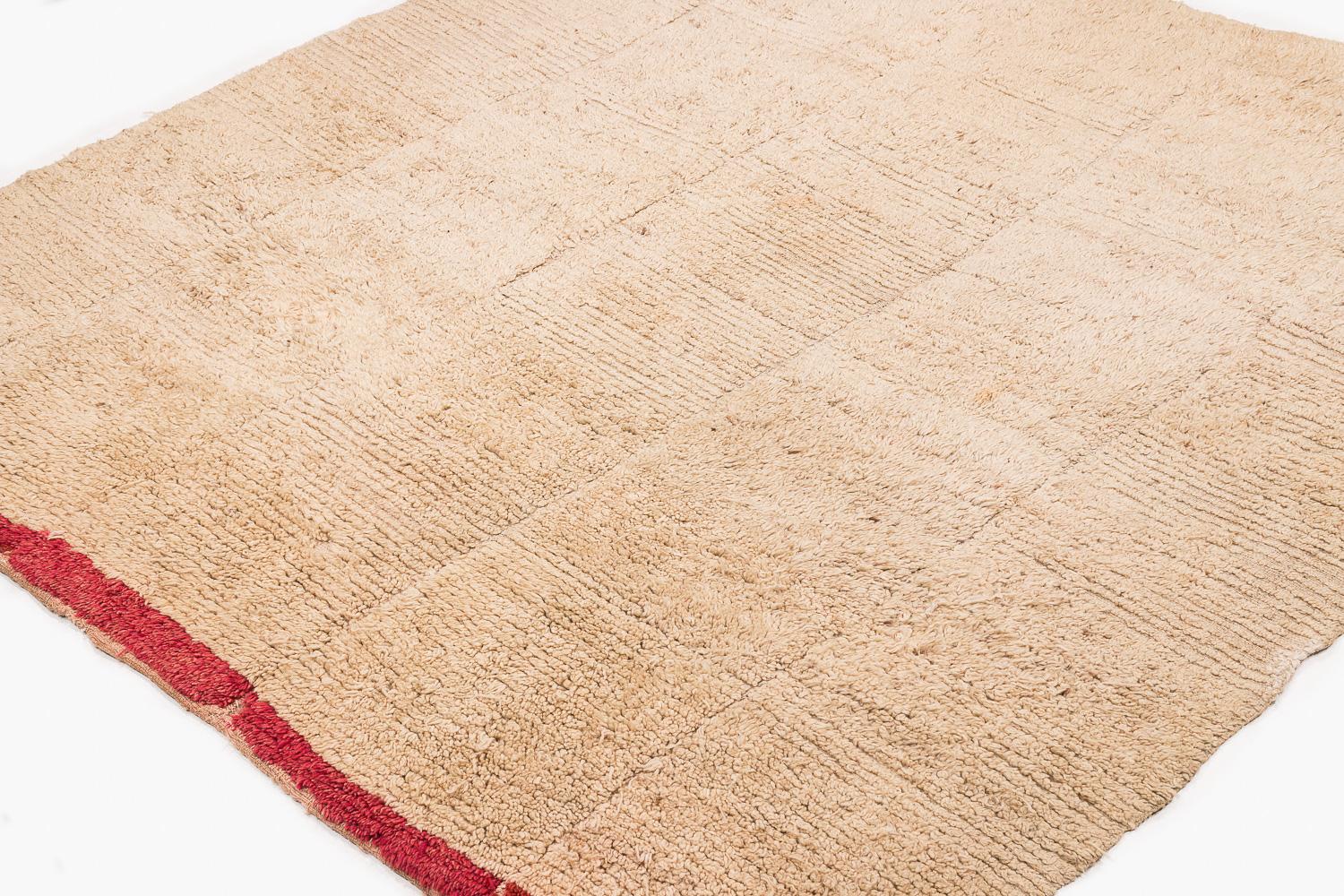 Nepalese Tappeto vintage tibetano in lana bianca con pannello finale rosso 5'7'' (L) x 5'5'' (L) in vendita