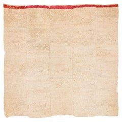 Tappeto vintage tibetano in lana bianca con pannello finale rosso 5'7'' (L) x 5'5'' (L)