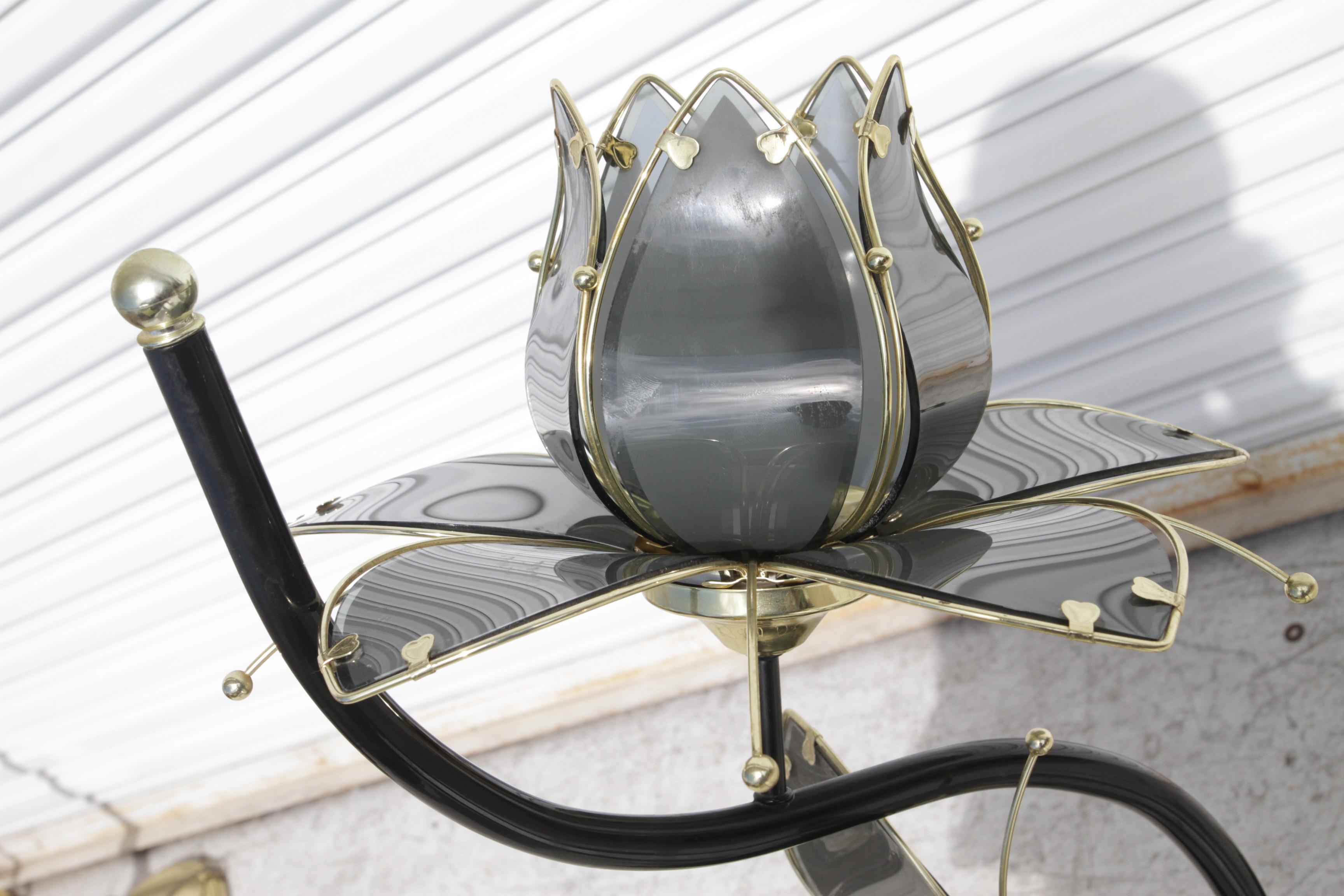 Superbe lampadaire en forme de fleur de lotus avec trois fixations en forme de fleur de lotus.
Panneaux en verre noir fumé bordés de laiton.
Base et support noirs.
Éclairage à 3 voies, plusieurs ou tous peuvent être allumés en même temps.
Il fera