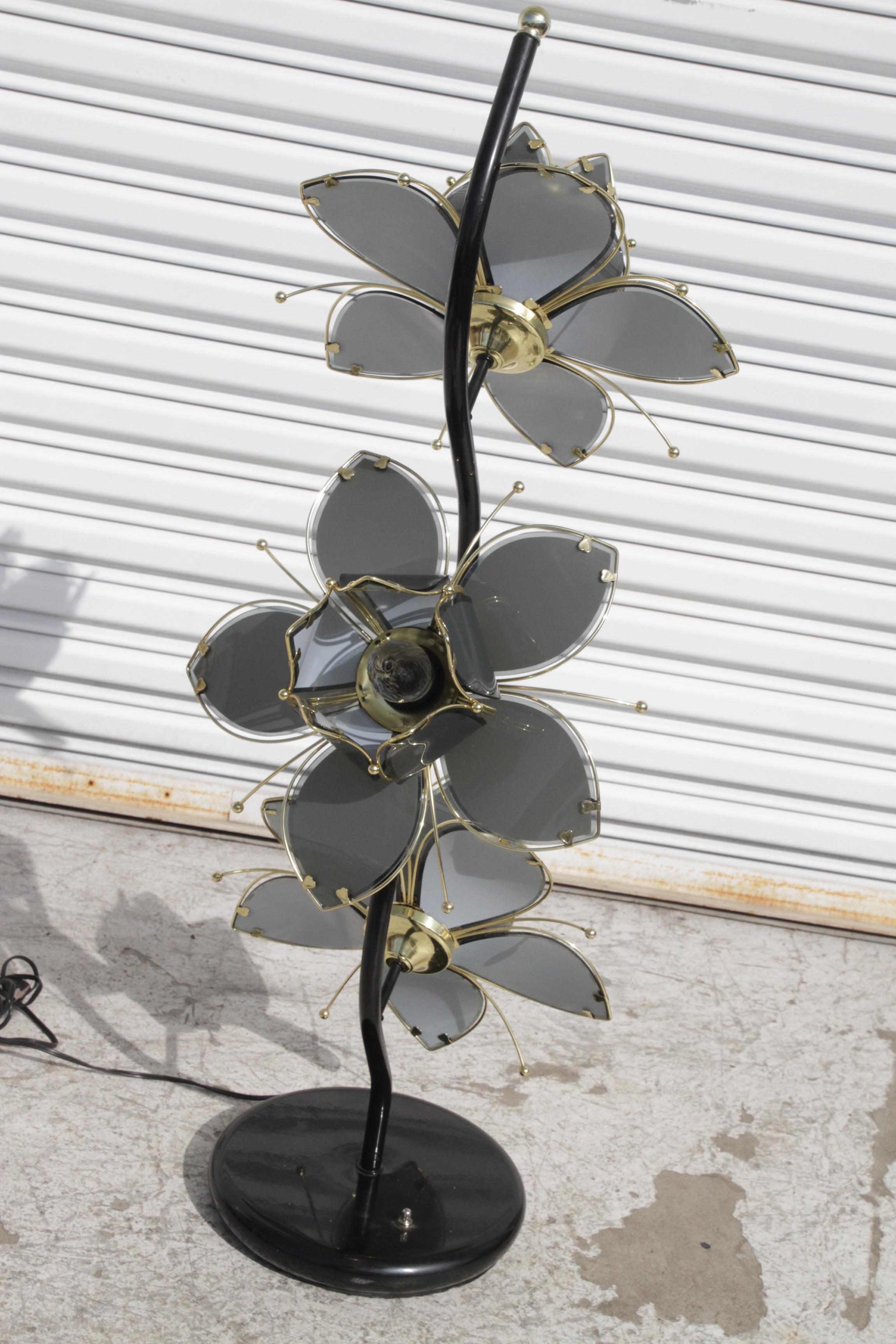 Verre Tiffany lampadaire lotus vintage à 3 lumières en vente