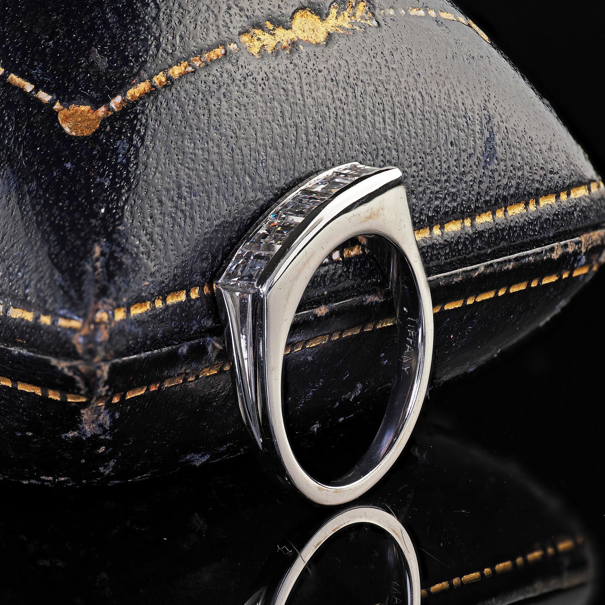 Rétro Vintage Tiffany & Co 14K Golding & Co Platinum Diamond Cut Band Ring en vente