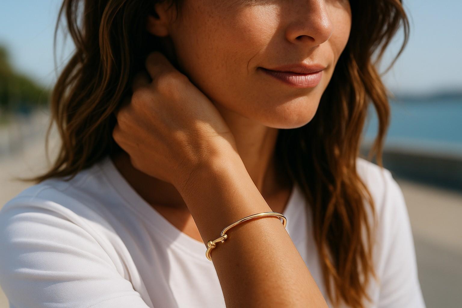 Vintage Tiffany & Co 18K Yellow Golding & Co Hook and Eye Bangle Bracelet Bon état - En vente à New York, NY