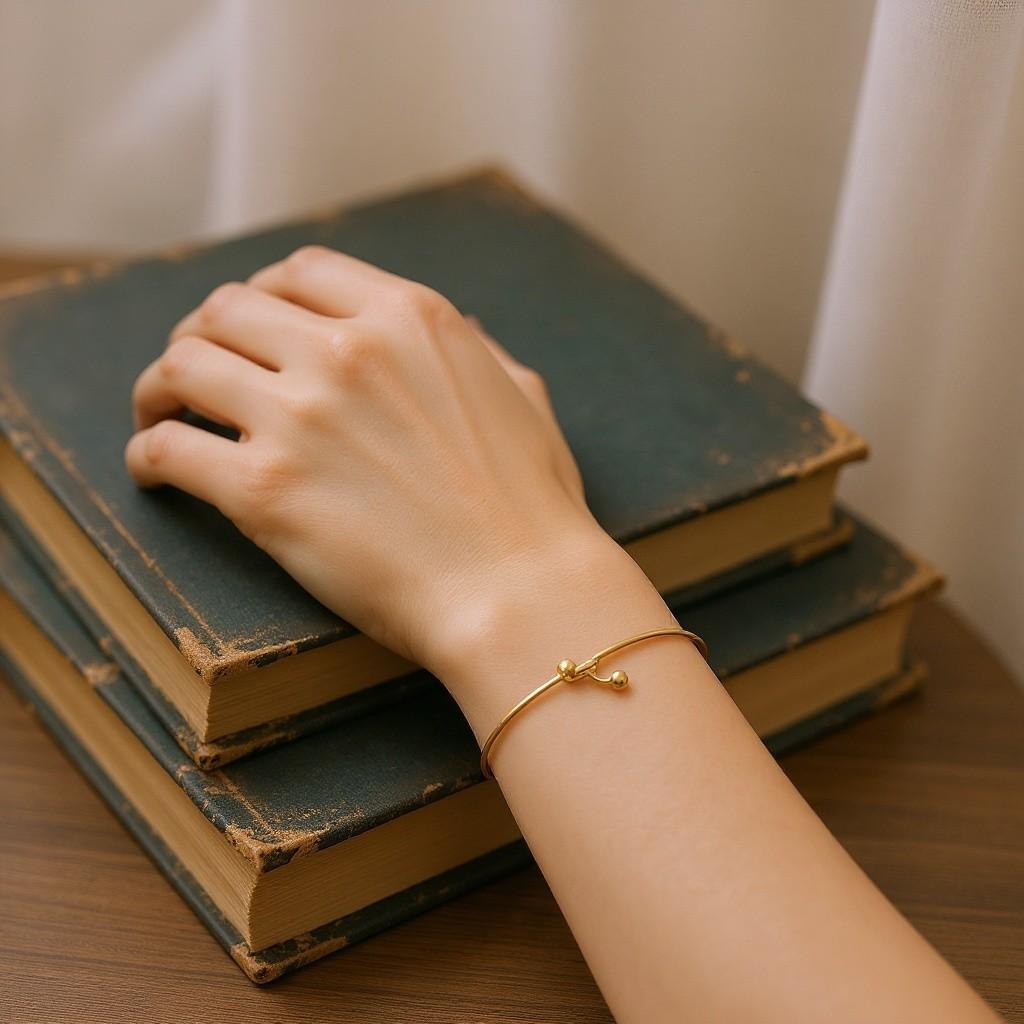 Vintage Tiffany & Co 18K Yellow Golding & Co Hook and Eye Bangle Bracelet en vente 1