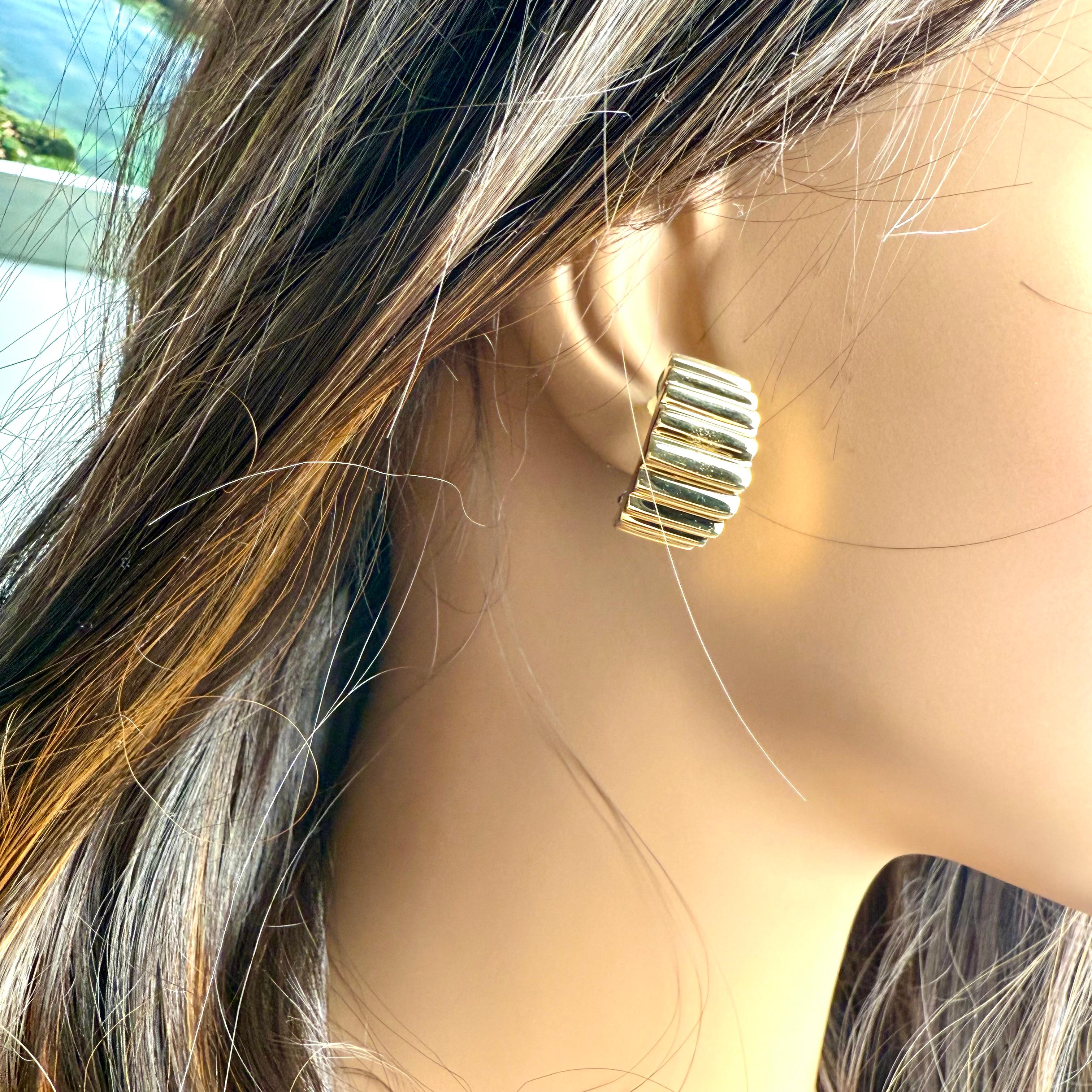 Vintage Tiffany and Co 18K Yellow Gold Hoop Earrings In Good Condition For Sale In New York, NY