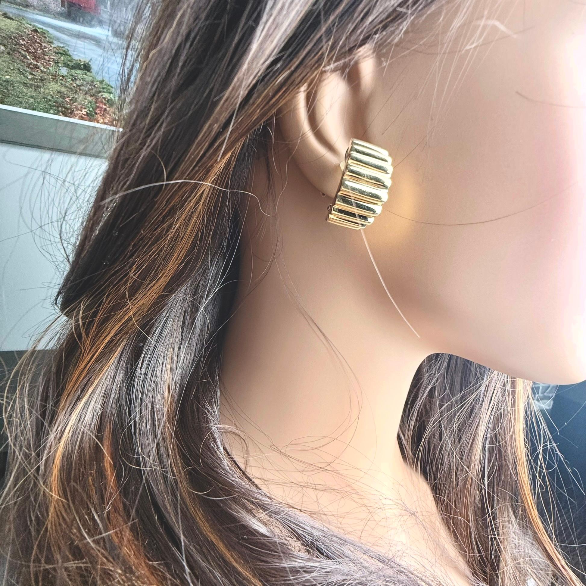 Vintage Tiffany and Co 18K Yellow Gold Hoop Earrings For Sale 6