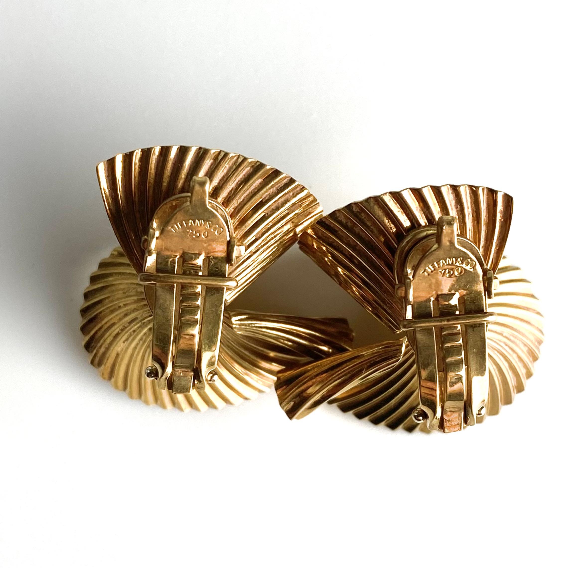 Vintage Tiffany and Co 18K Yellow Gold Textured Swirl Fan Earclips 20th Century For Sale 11