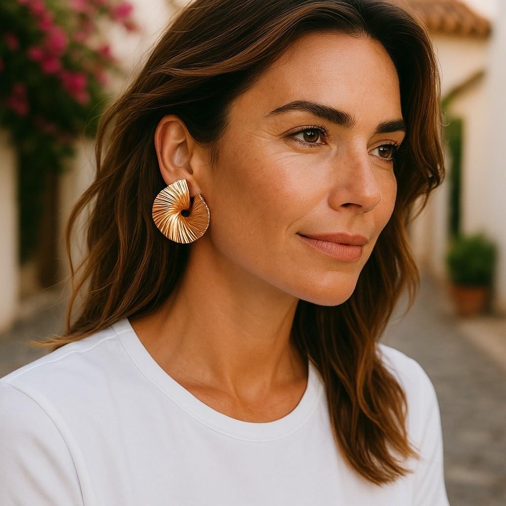 A Classic Expression of Refined Elegance
Elevate your jewelry collection with these exquisite Vintage Tiffany & Co. 18K Gold Swirl Fan Earclips, a stunning example of the brand’s timeless sophistication and dedication to exceptional craftsmanship.