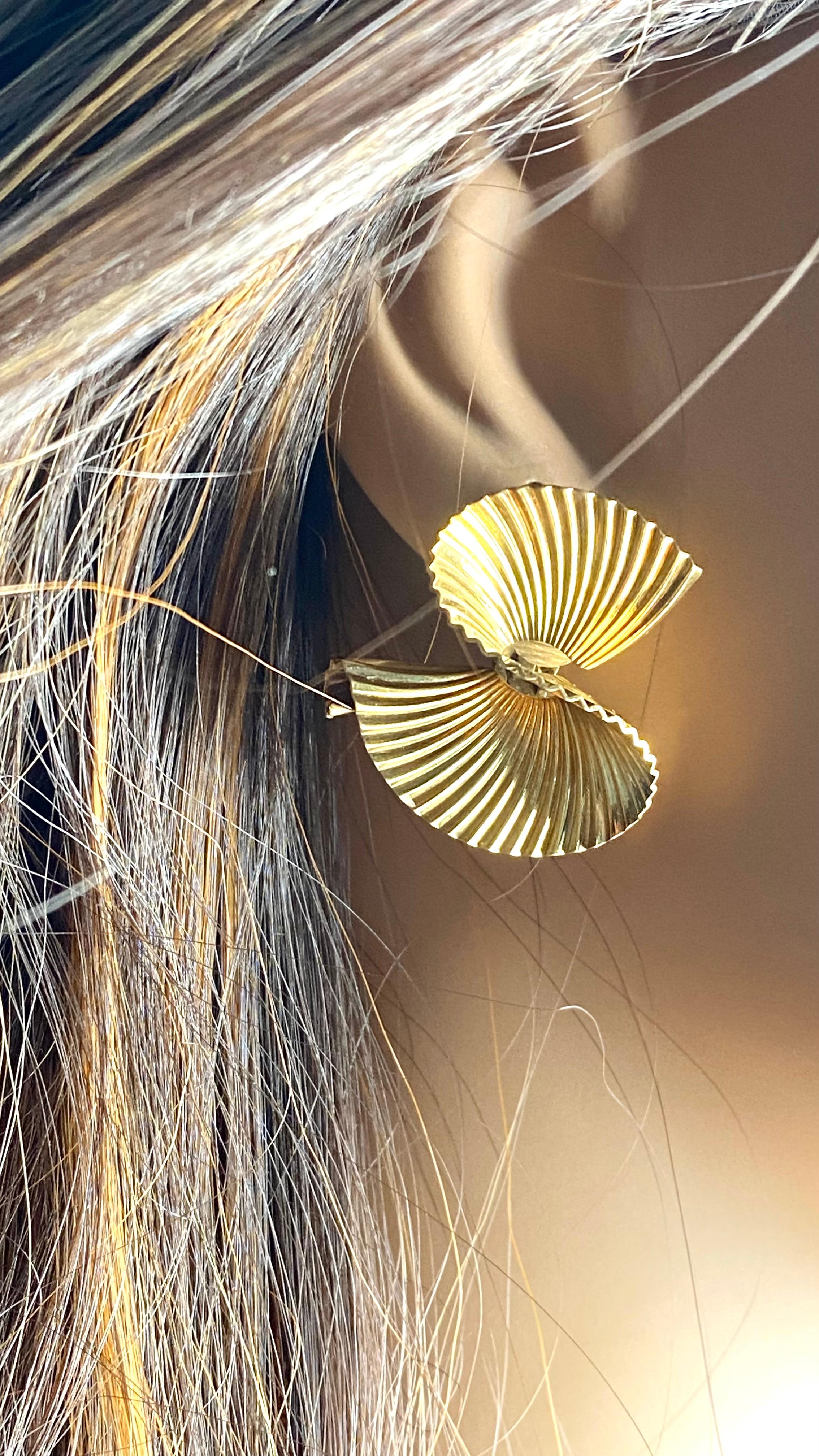 Vintage Tiffany and Co 18K Yellow Gold Textured Swirl Fan Earclips 20th Century For Sale 3
