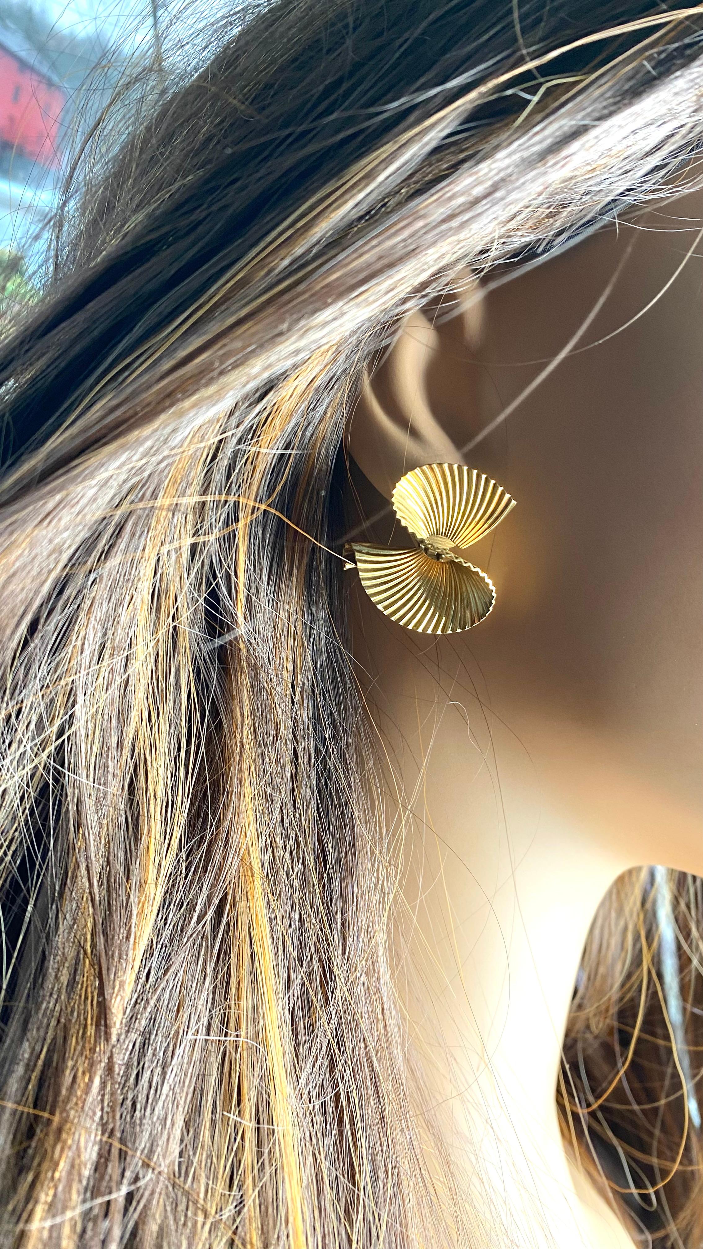 Vintage Tiffany and Co 18K Yellow Gold Textured Swirl Fan Earclips 20th Century For Sale 2