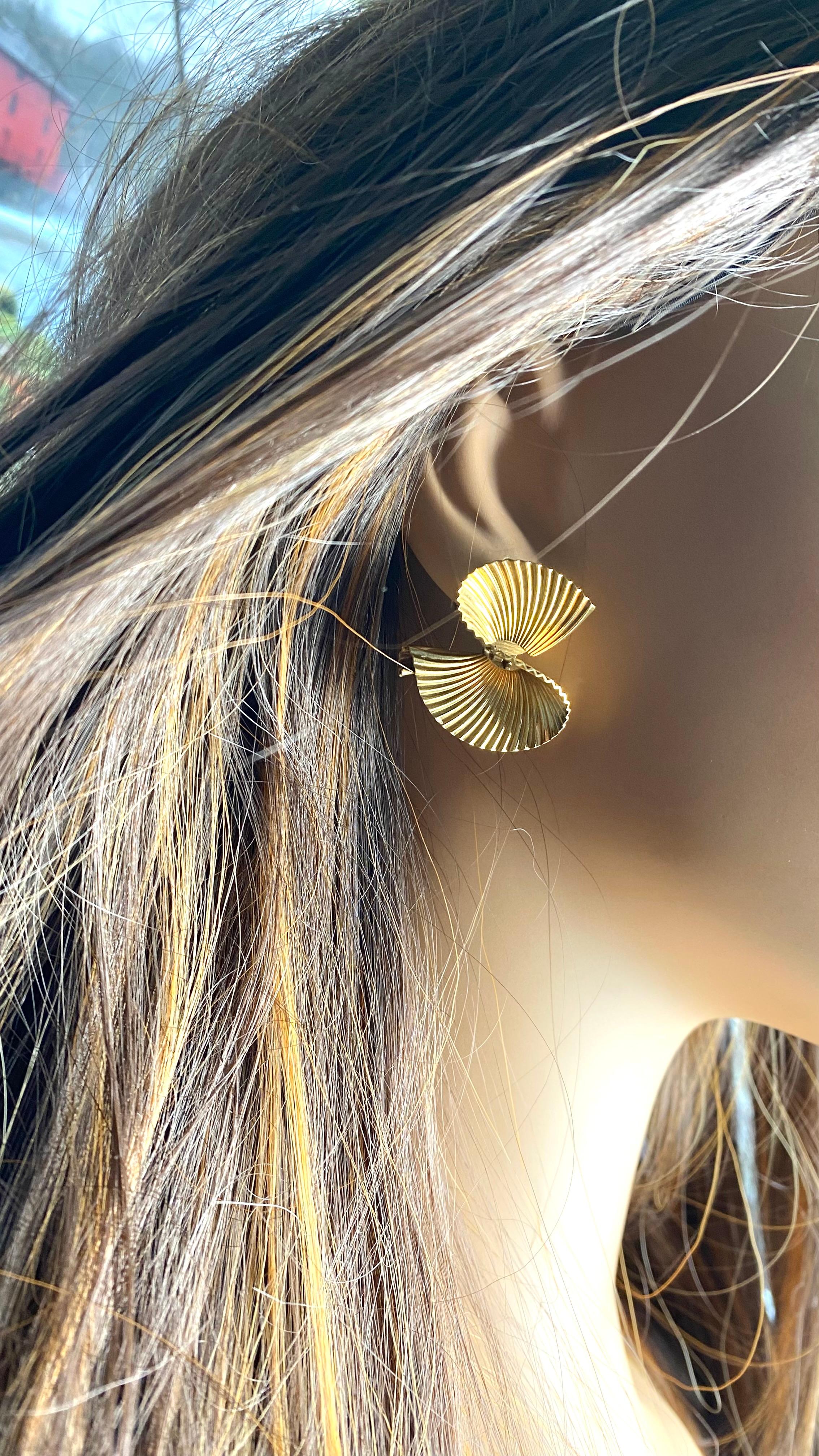Vintage Tiffany and Co 18K Yellow Gold Textured Swirl Fan Earclips 20th Century For Sale 5