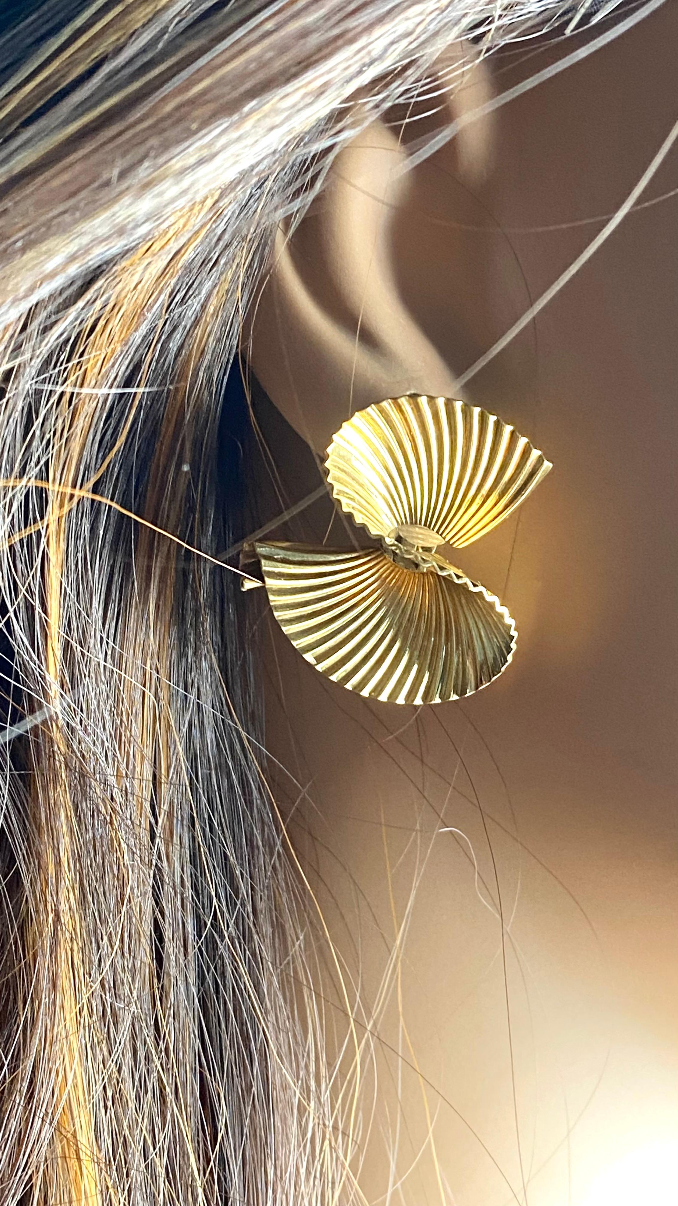 Vintage Tiffany and Co 18K Yellow Gold Textured Swirl Fan Earclips 20th Century For Sale 6