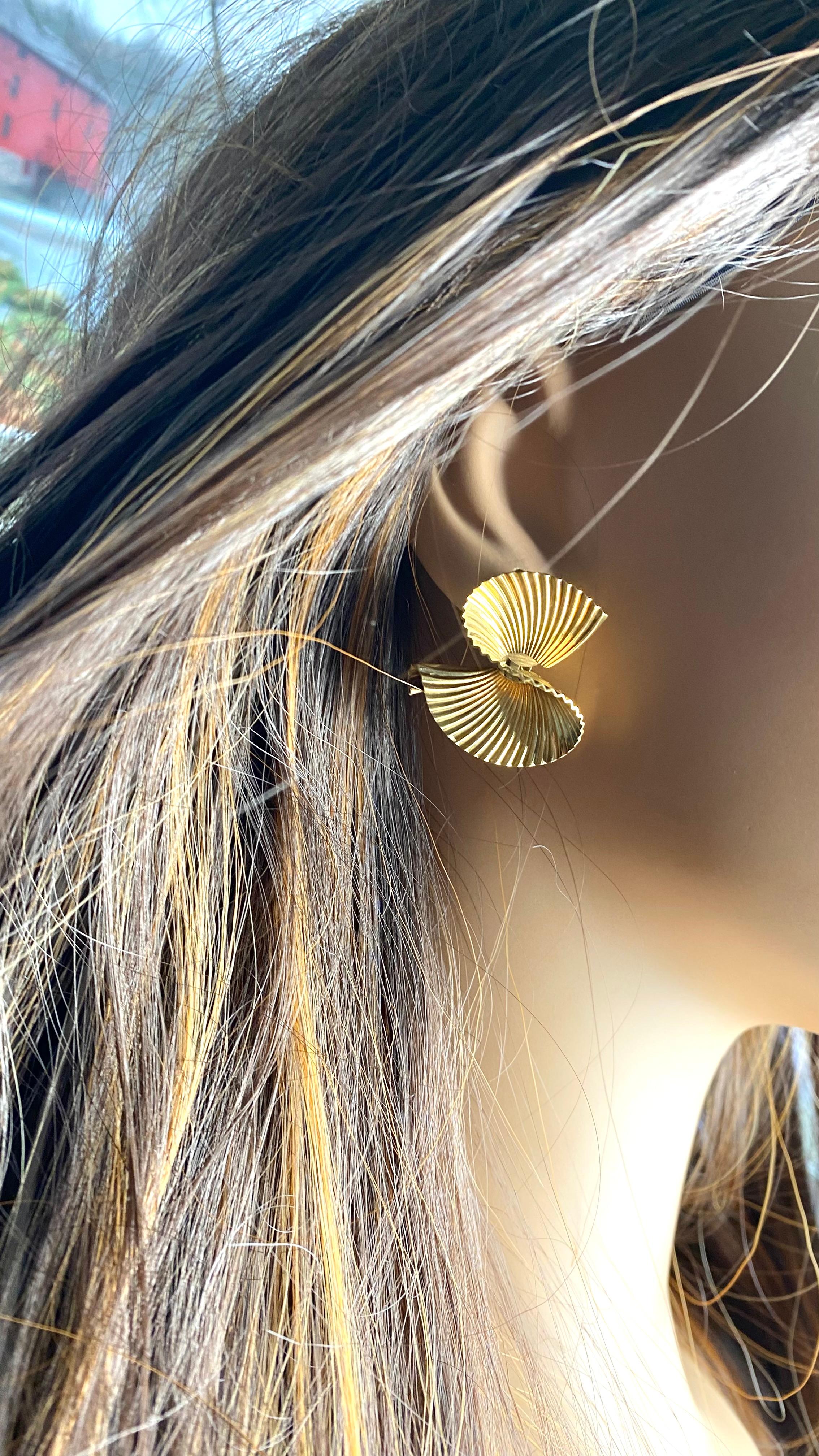 Vintage Tiffany and Co 18K Yellow Gold Textured Swirl Fan Earclips 20th Century For Sale 7