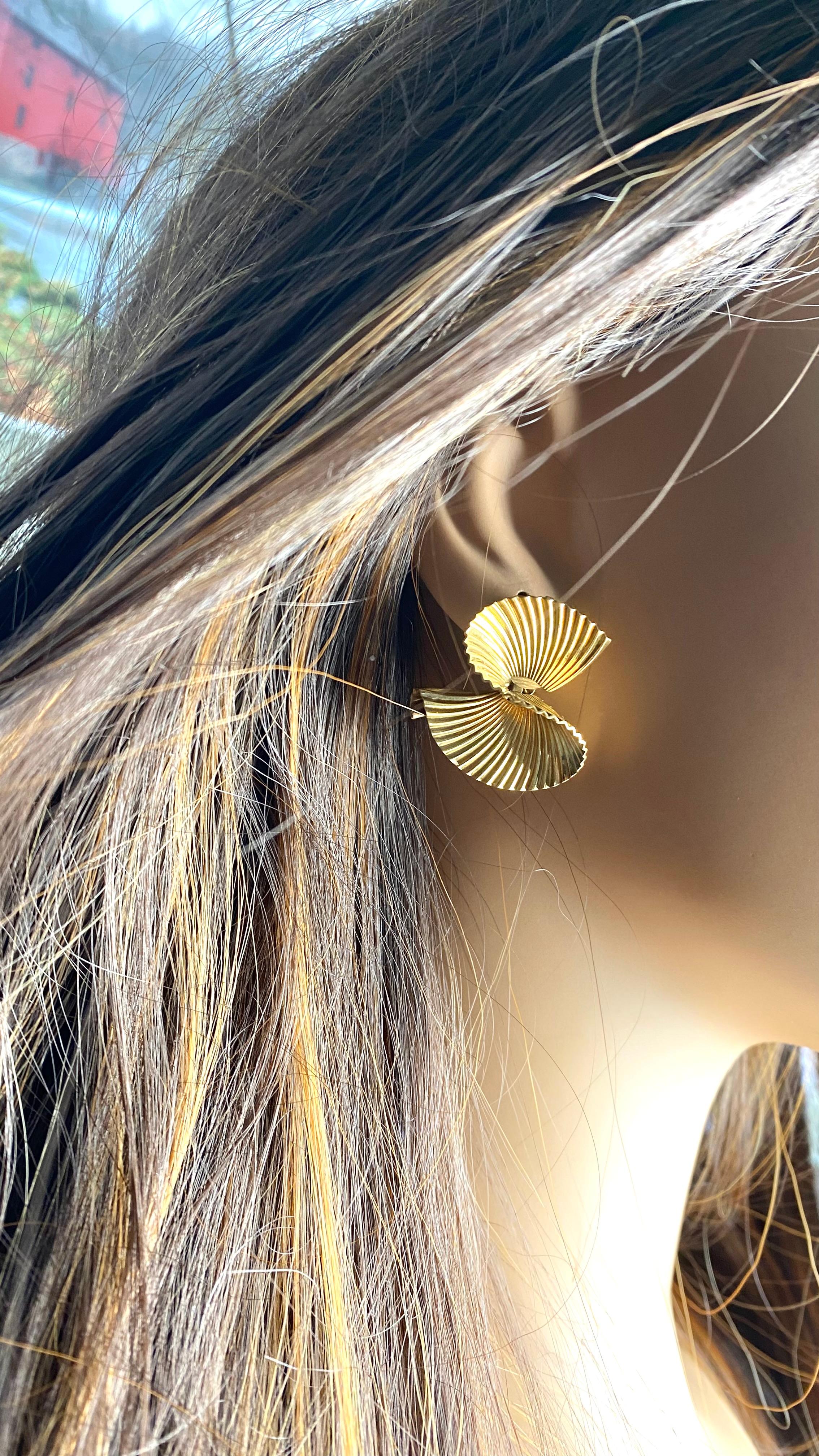 Vintage Tiffany and Co 18K Yellow Gold Textured Swirl Fan Earclips 20th Century For Sale 8