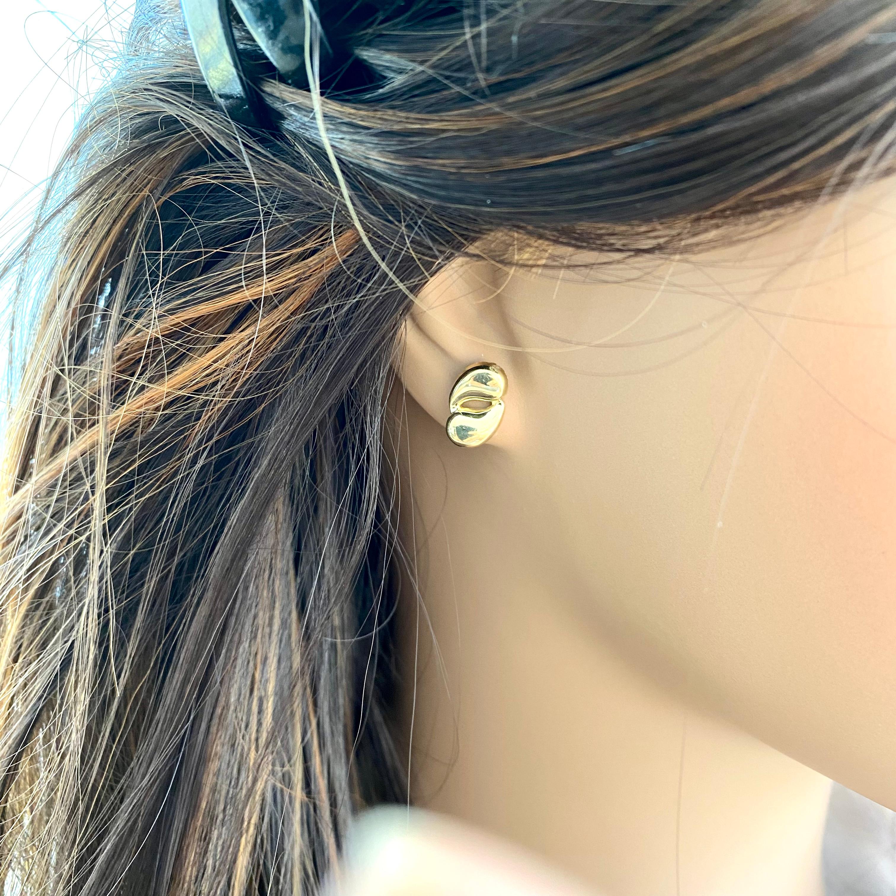 Elsa Peretti for Tiffany Co Vintage Bean Design 18 Karat Gold 0.50 Inch Earrings (boucles d'oreilles) en vente 5