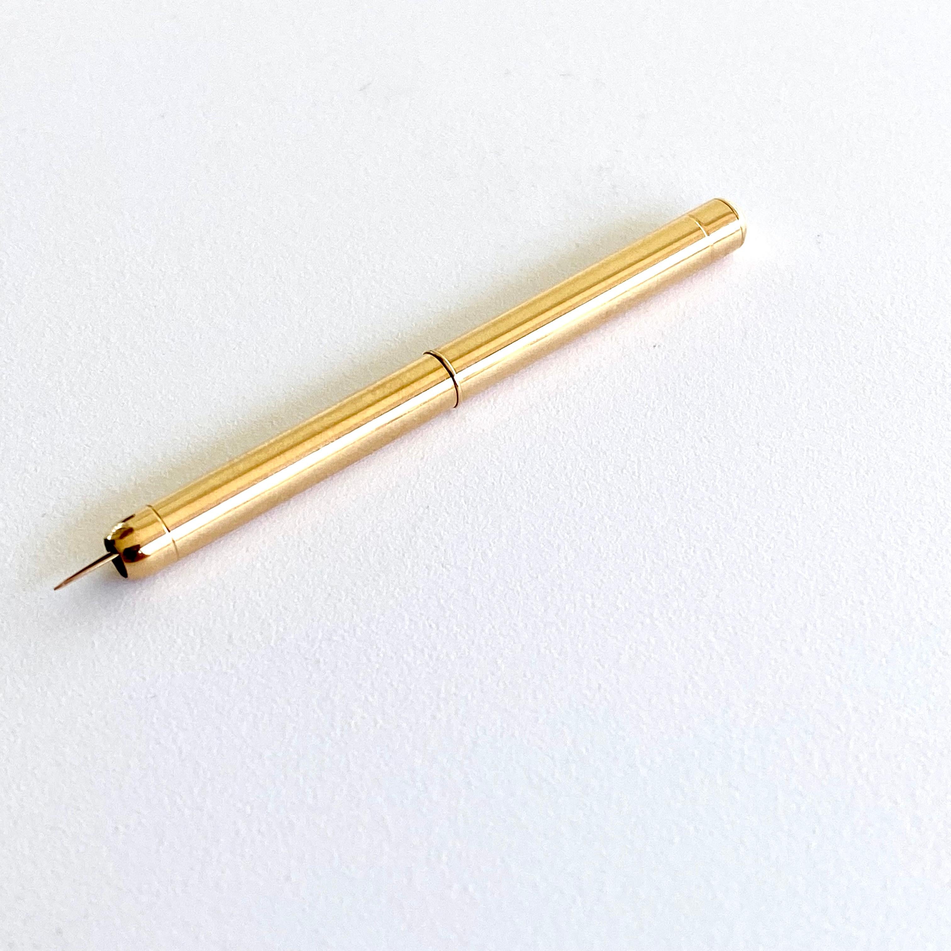 Vintage Tiffany Co 14 Karat Yellow Gold Retractable 2 Inch Long Toothpick In Good Condition In New York, NY