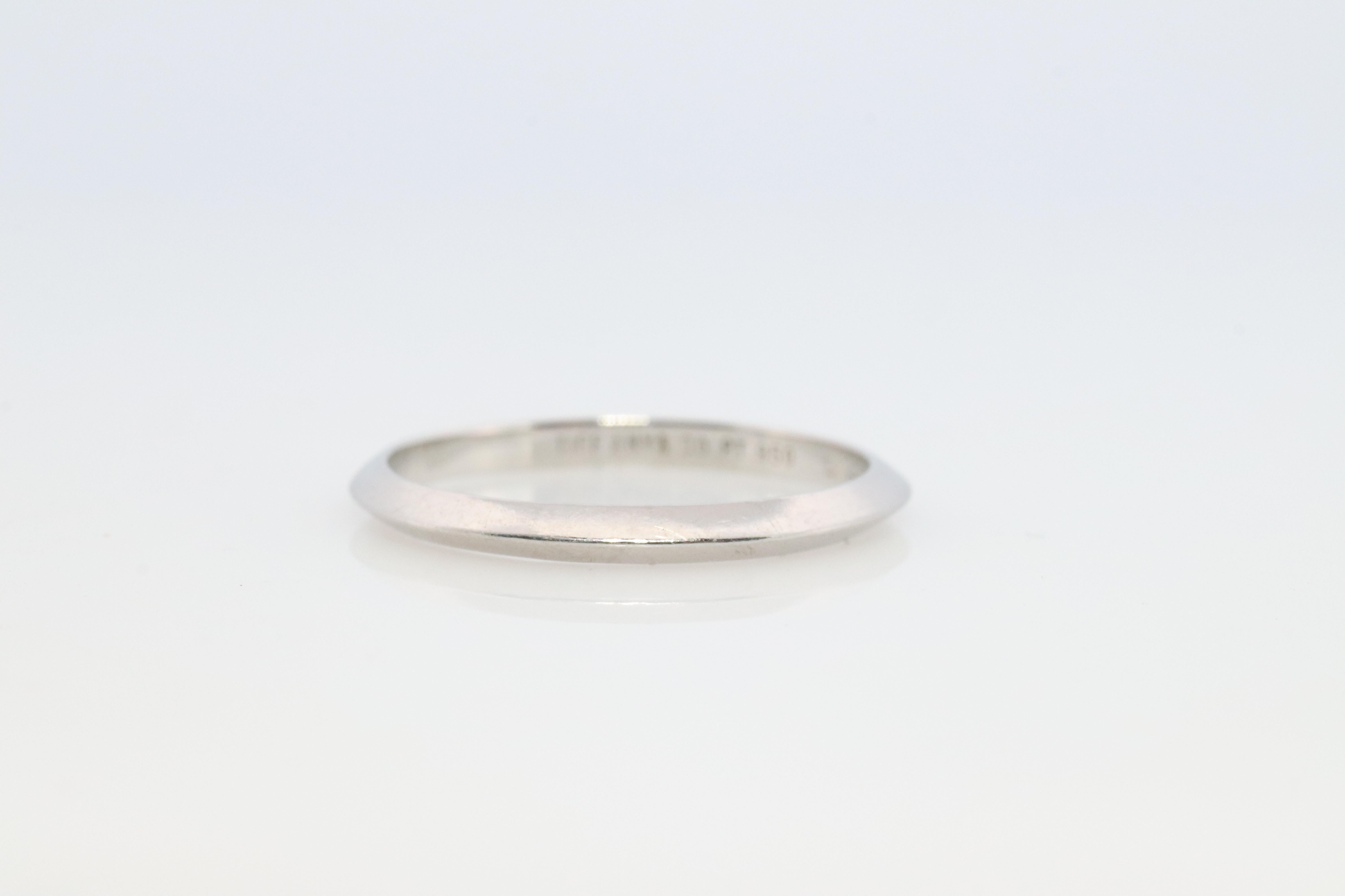 Anello con bordo a coltello di Tiffany & Co. Autentica fede nuziale in platino. T&CO In condizioni buone in vendita a Port Charlotte, FL