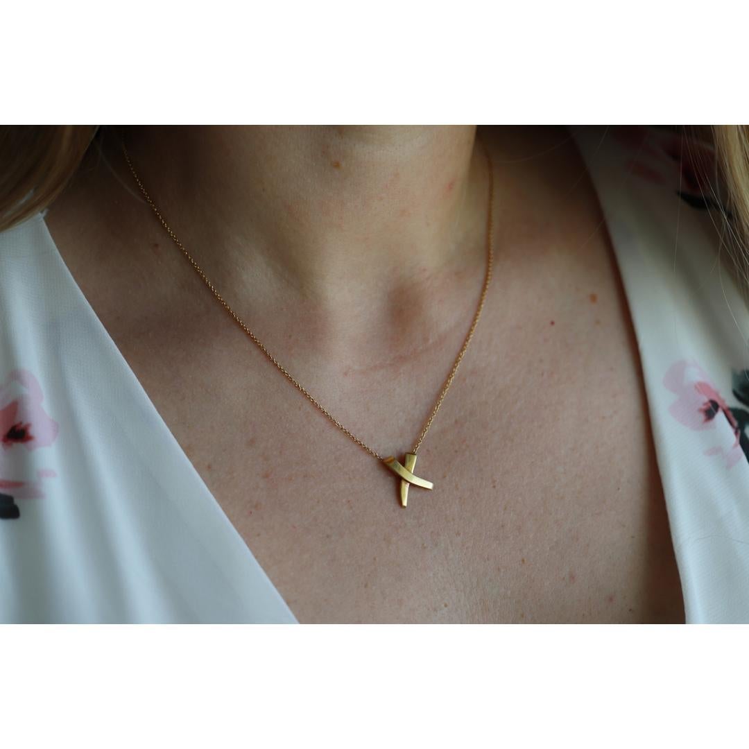 Tiffany & Co. d'epoca. Collana. Ciondolo e collana T&T X Crossover in oro 18k in vendita 2