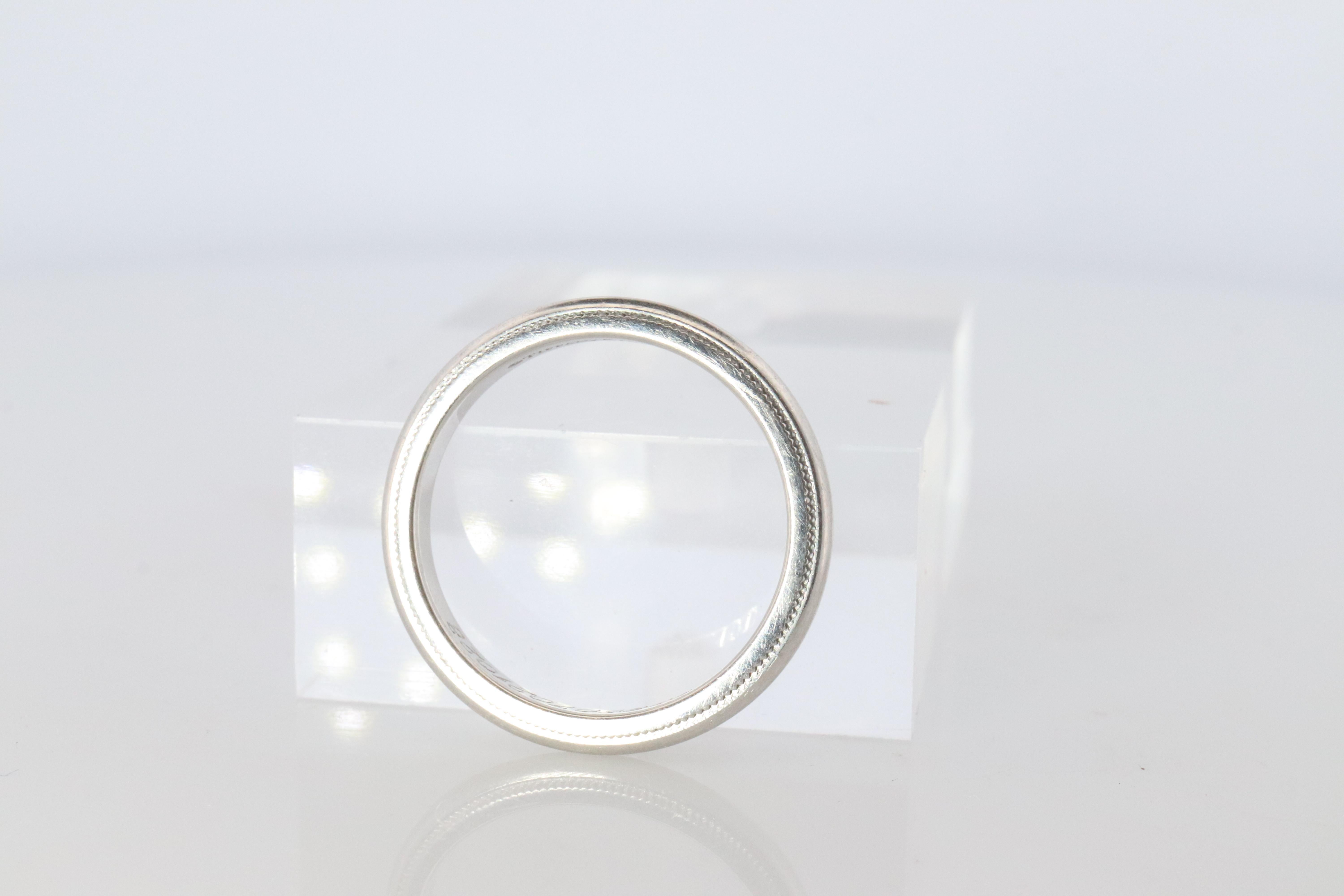Alter Tiffany & Co. Ring. Echtes Platinband. T&CO Maserung 3mm Damen im Angebot