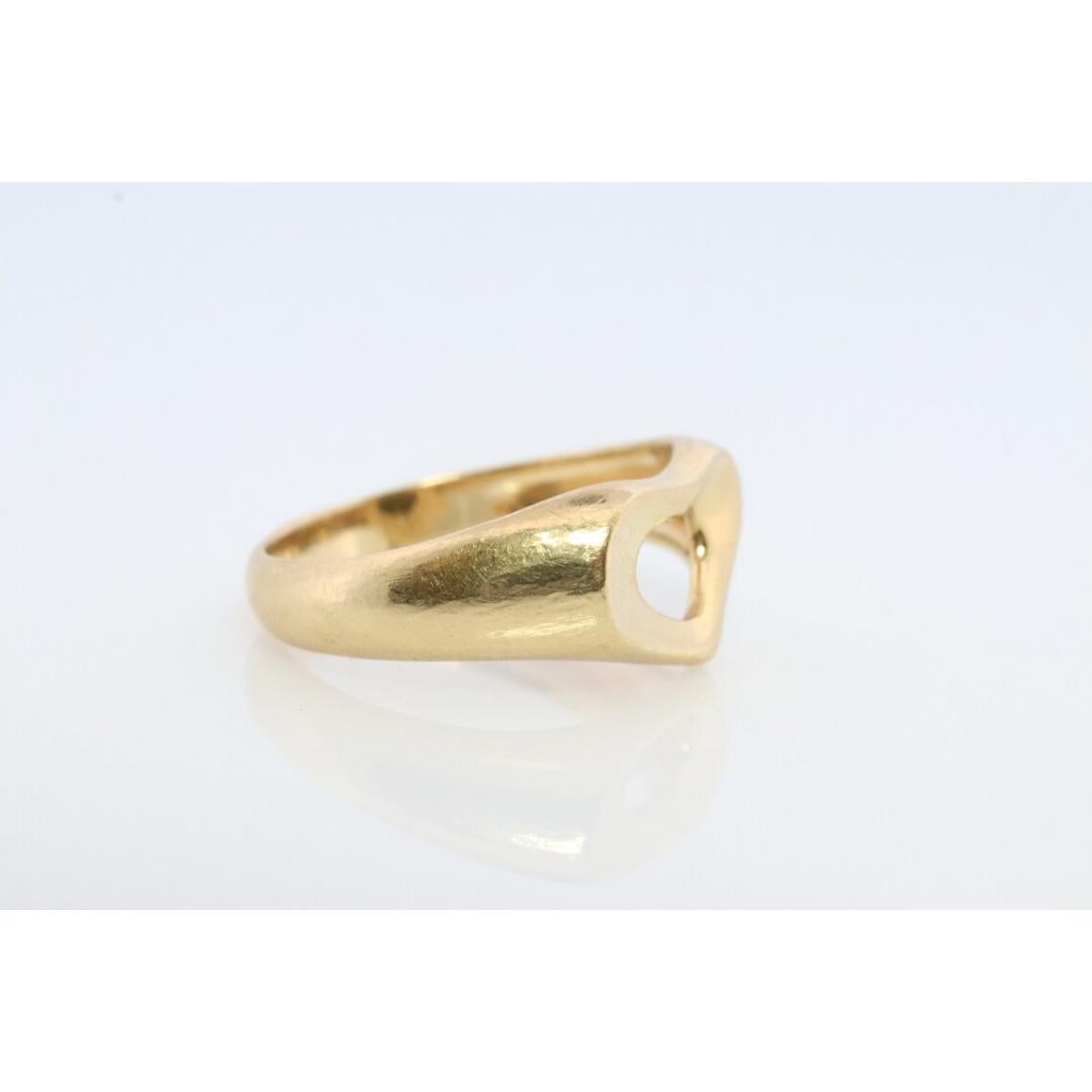 Vintage By aus den 1990er Jahren
Größe: 6 US
MATERIALIEN: Gold, Platin
Edelsteinfarbe: Farblos

Bandfarbe: Gelb

Tiffany und Co. 18k Gold Zierlicher Ring

Elsa Peretti Ring mit offenem Herz


Zustand: Wurde nicht poliert. Hat minimale Kratzer auf