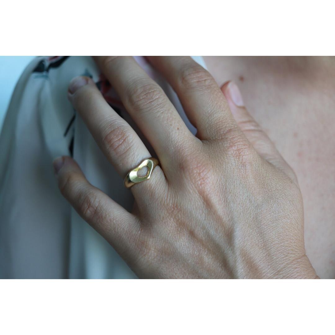 Vintage Tiffany und Co. Ring. Authentischer Tiffany-Herzband aus 18 Karat. Offenes Herz Elsa im Angebot 3