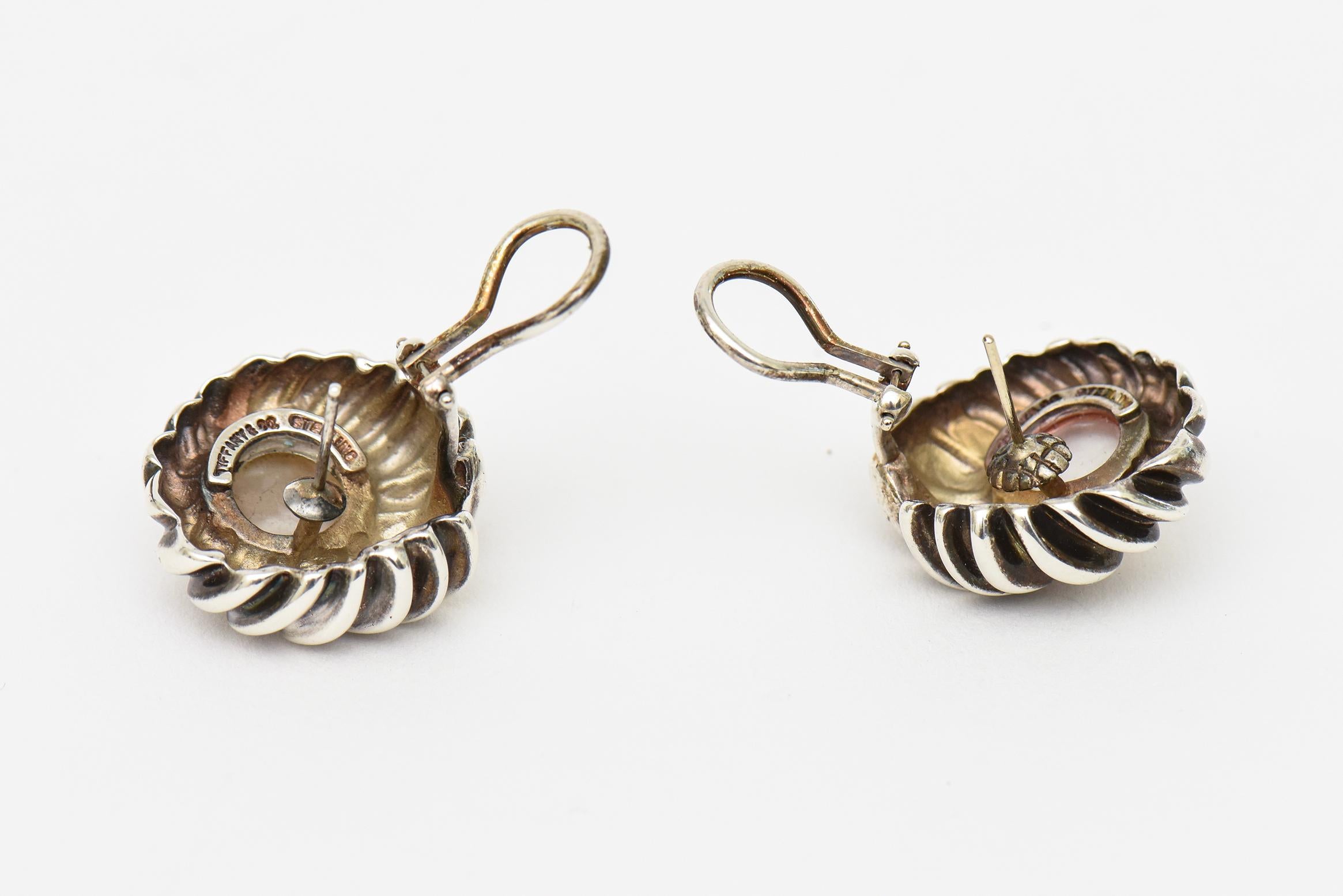 Vintage Tiffany und Co. Ohrringe aus Sterlingsilber und Mabe-Perlen mit Hebelverschluss im Angebot 1