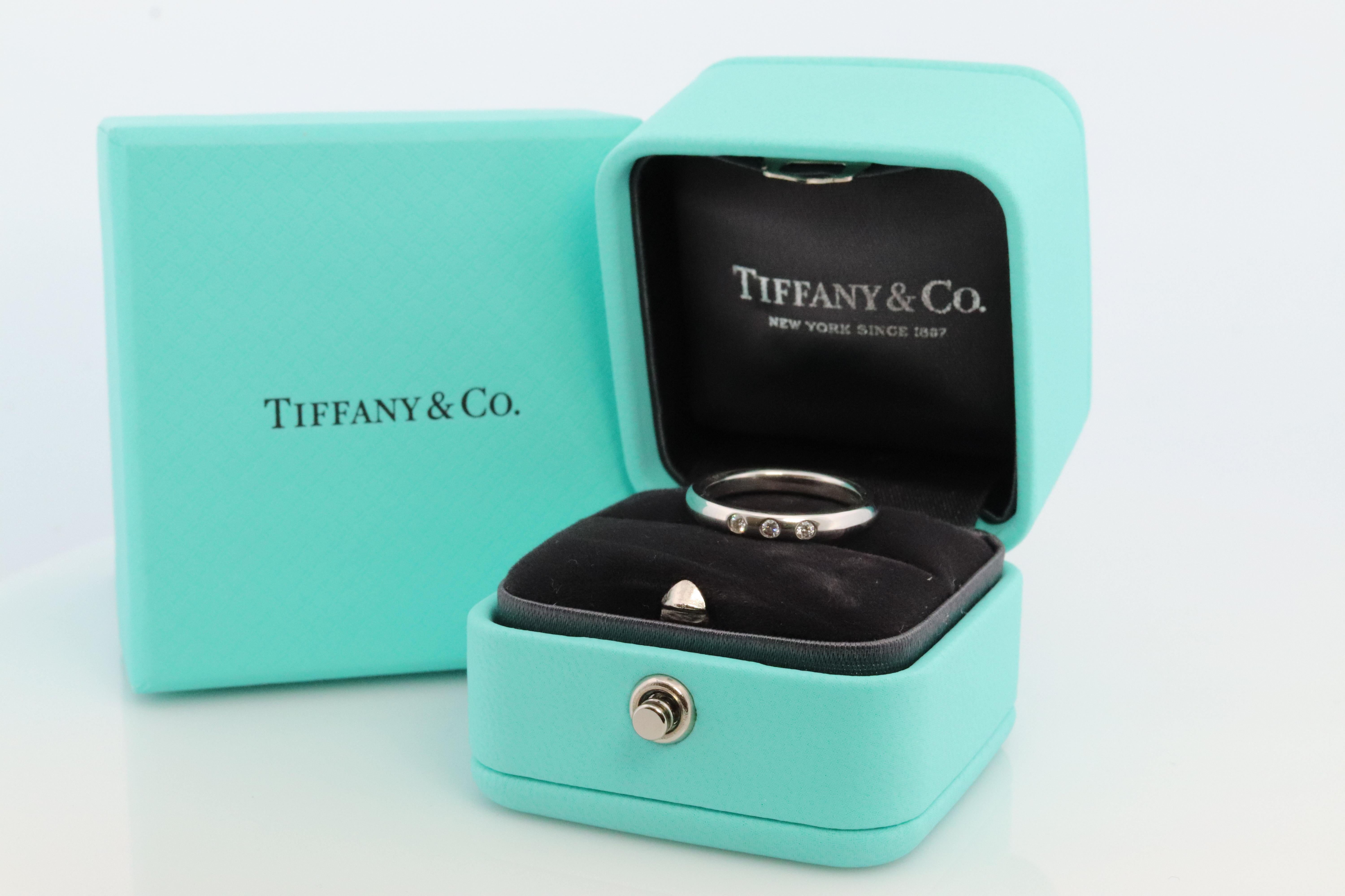 Seltene Tiffany und Co. Platin Drei Diamanten Ring

Diamant Eternity Lünette in PT950 gesetzt.

Zustand: Kommt mit Original Tiffany Koffer und Box

Einzelheiten:

Größe 5
3 mm breit
5.4 Gramm