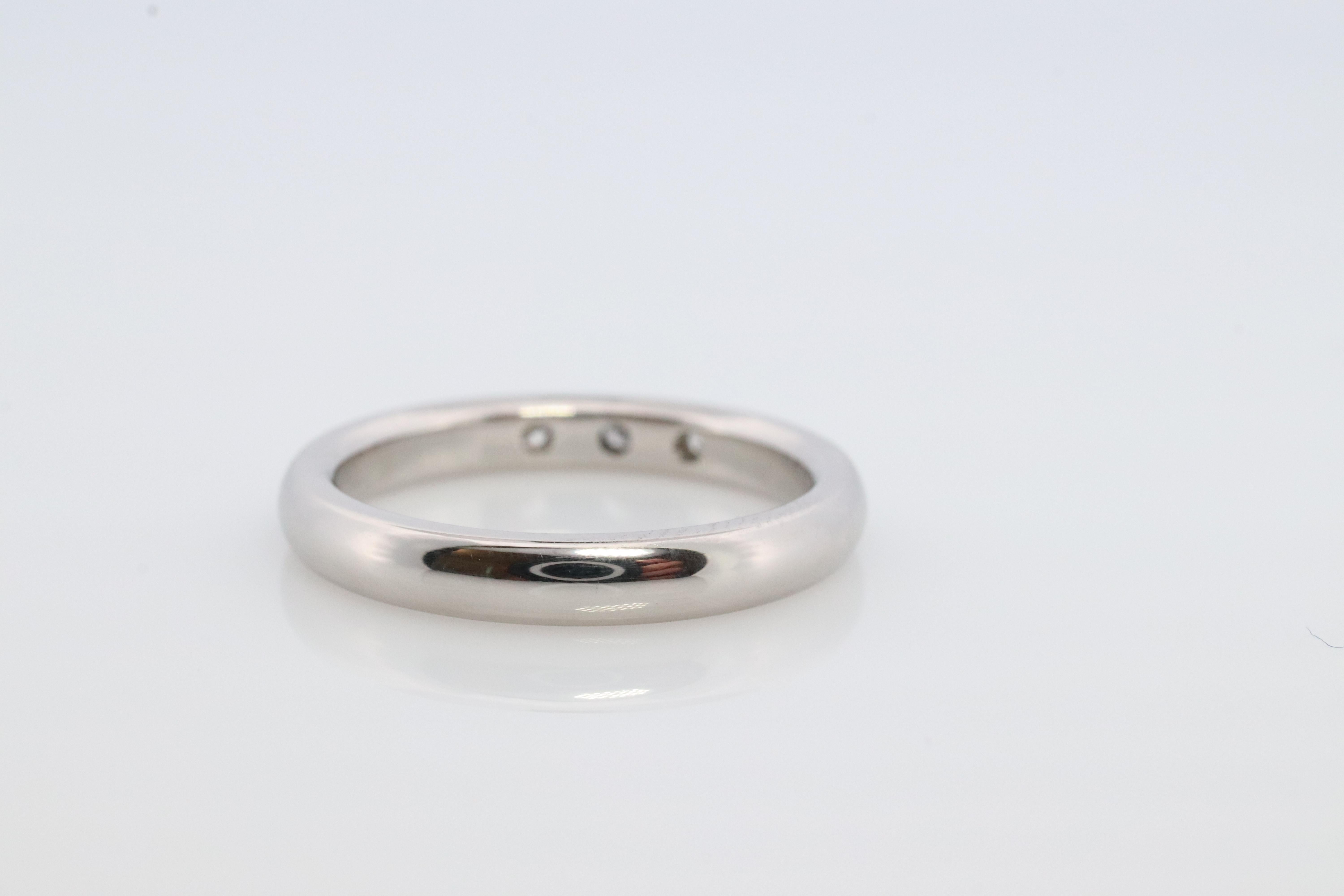 Vintage Tiffany und Co. Eternity Platinring mit drei Diamanten. Tiffany PT950 Band im Zustand „Gut“ in Port Charlotte, FL