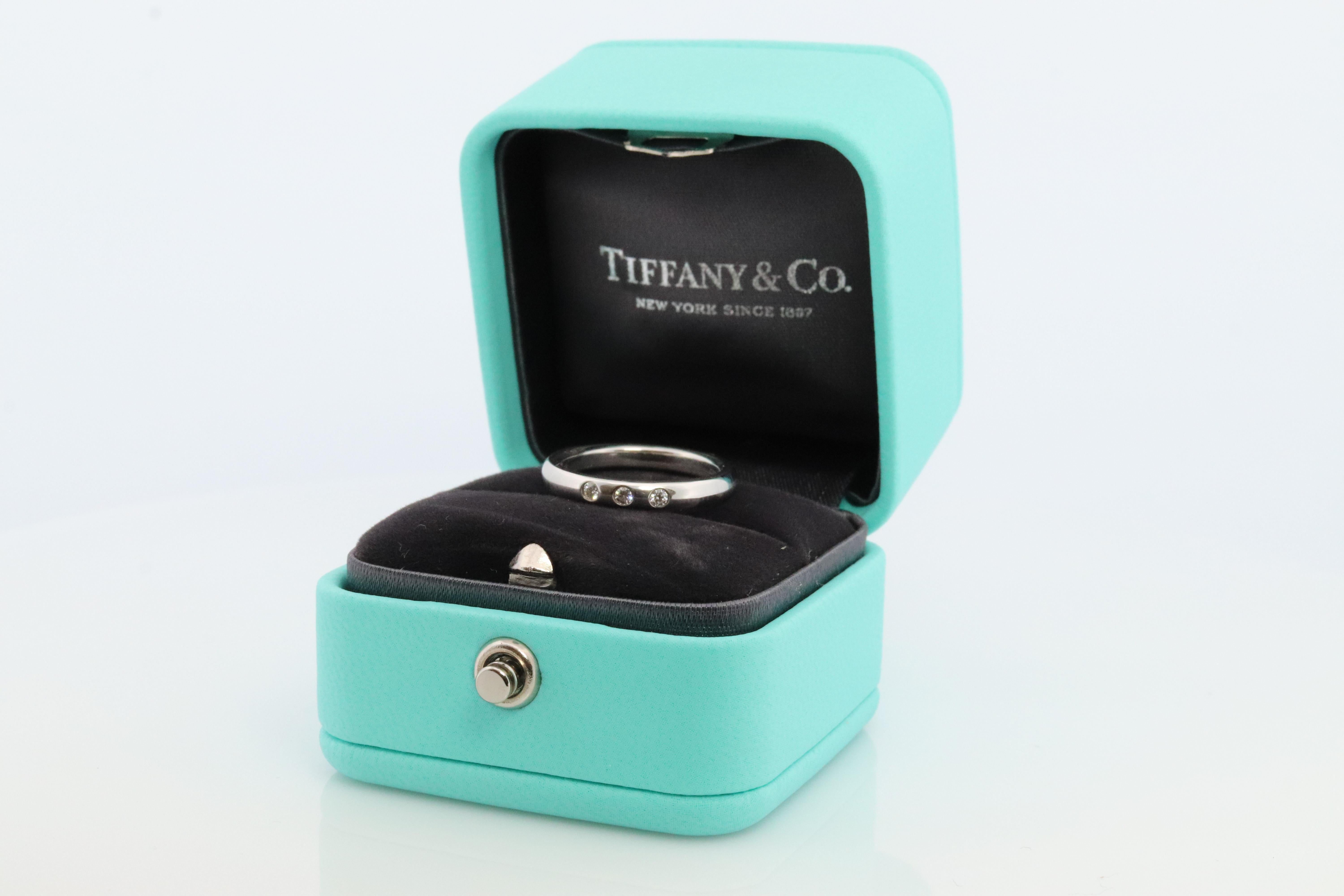 Vintage Tiffany und Co. Eternity Platinring mit drei Diamanten. Tiffany PT950 Band 2