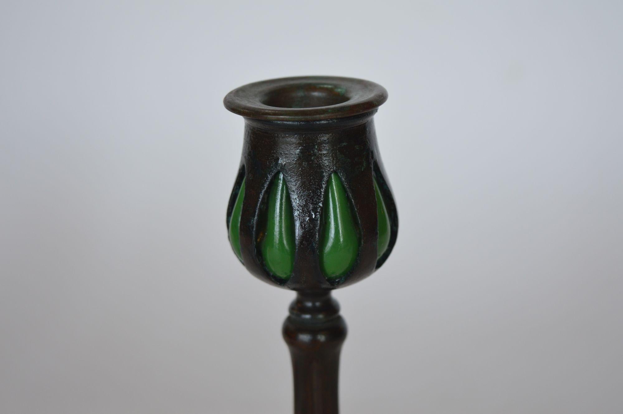 Kerzenständer aus Bronze und grünem Favrile-Glas von Tiffany (Sonstiges) im Angebot