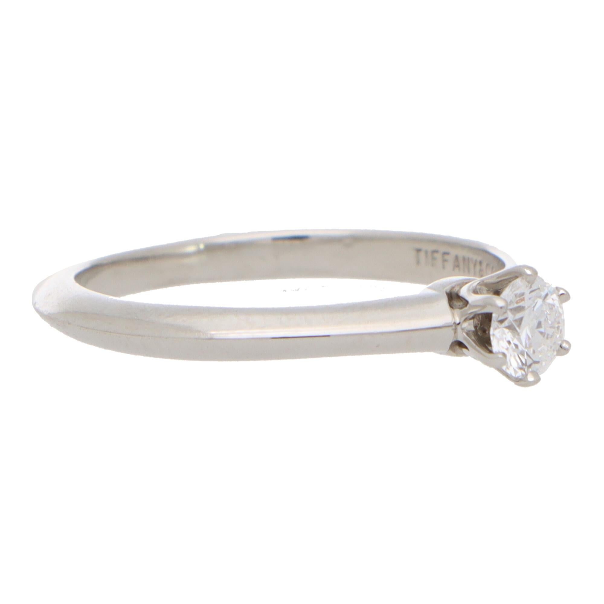 Moderne Vintage Tiffany & Co. 0.20ct Round Brilliant Cut Diamond Ring in Platinum en vente
