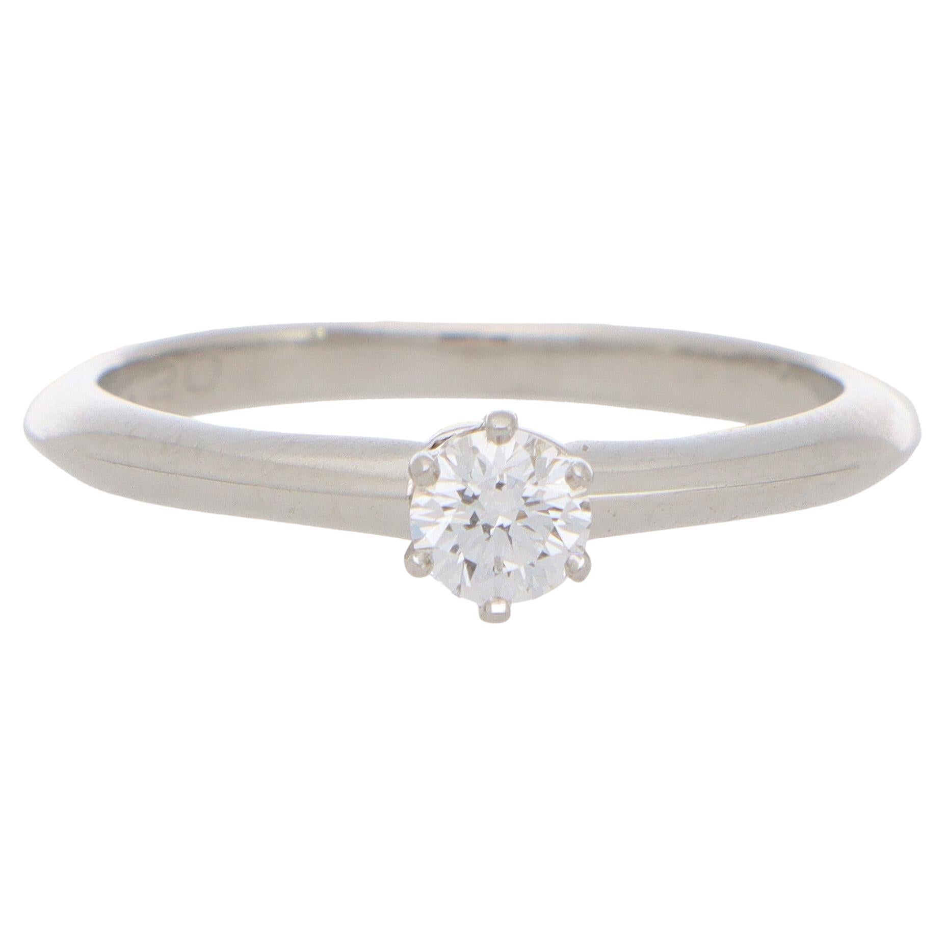Vintage Tiffany & Co. 0.20ct Round Brilliant Cut Diamond Ring in Platinum en vente